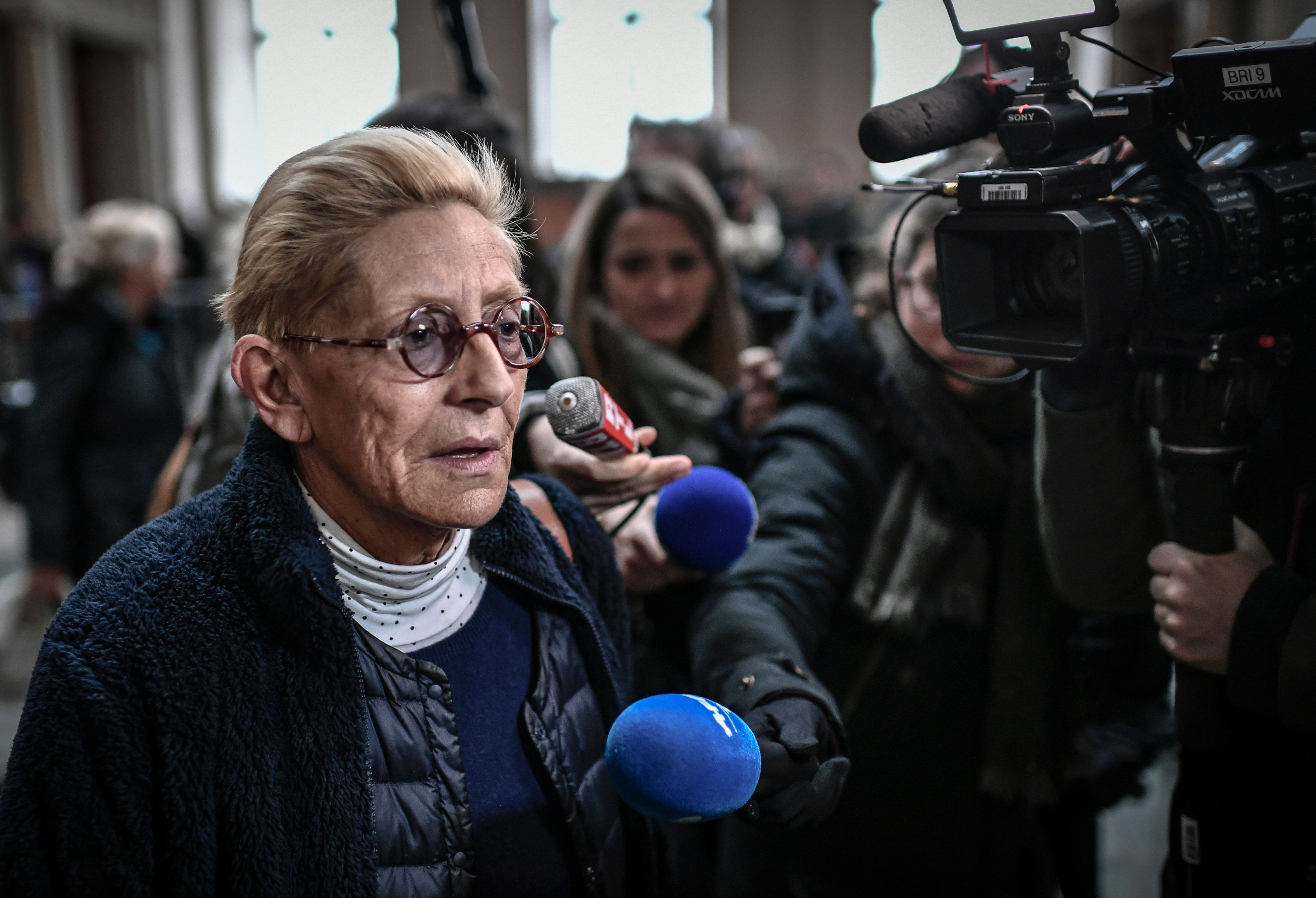 Isabelle Balkany parle à la presse au palais de justice de Paris, le 11 décembre 2019. | Photo : Getty Images