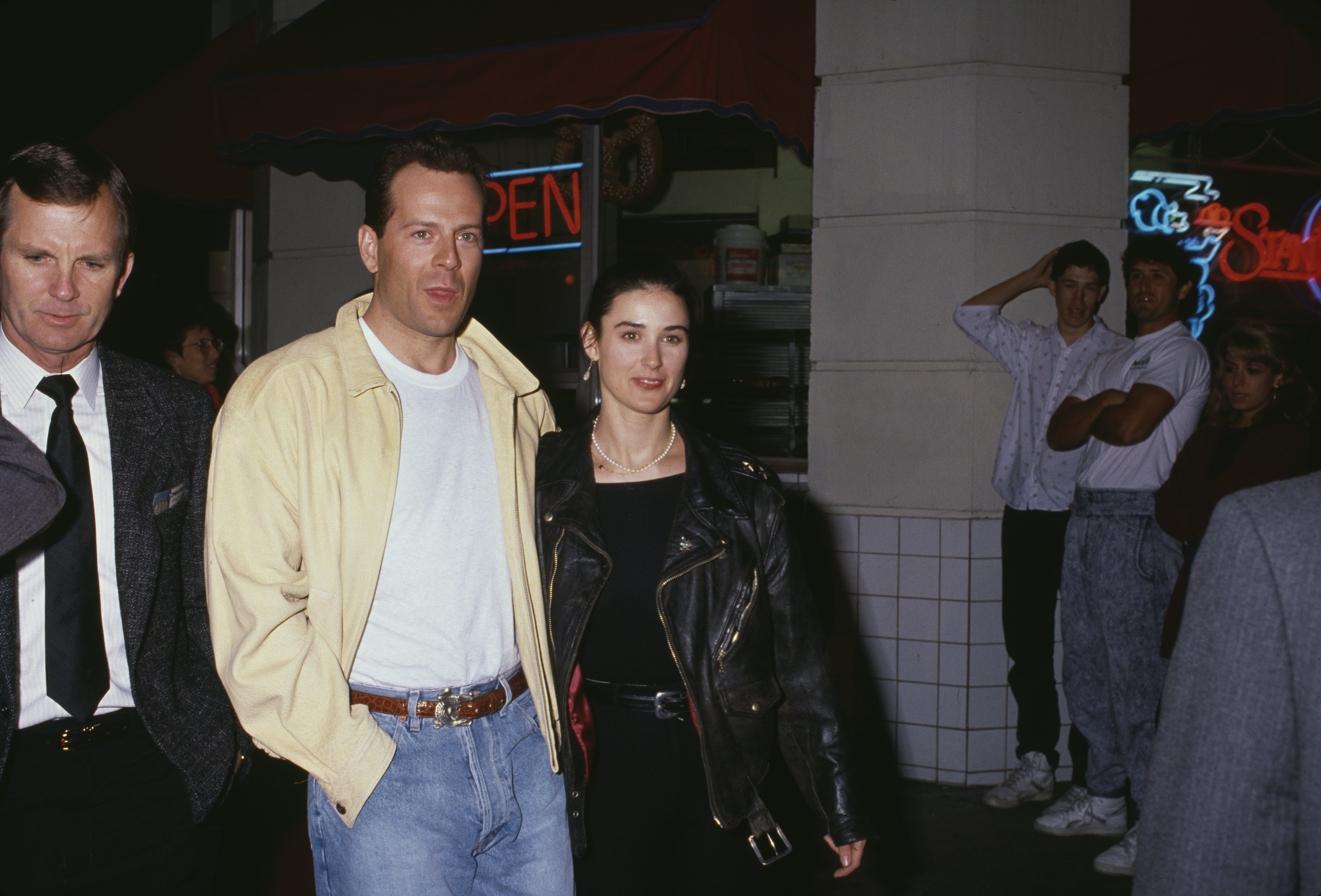 Bruce Willis y su entonces esposa, la actriz Demi Moore, durante el estreno de "Chances Are" en el Teatro Mann Bruin el 8 de marzo de 1989 en Los Ángeles, California. | Foto: Getty Images
