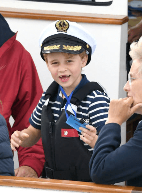 Prince George porte un chapeau de marin en regardant la régate de la King's Cup, Isle of Wright | Photo : Getty Images