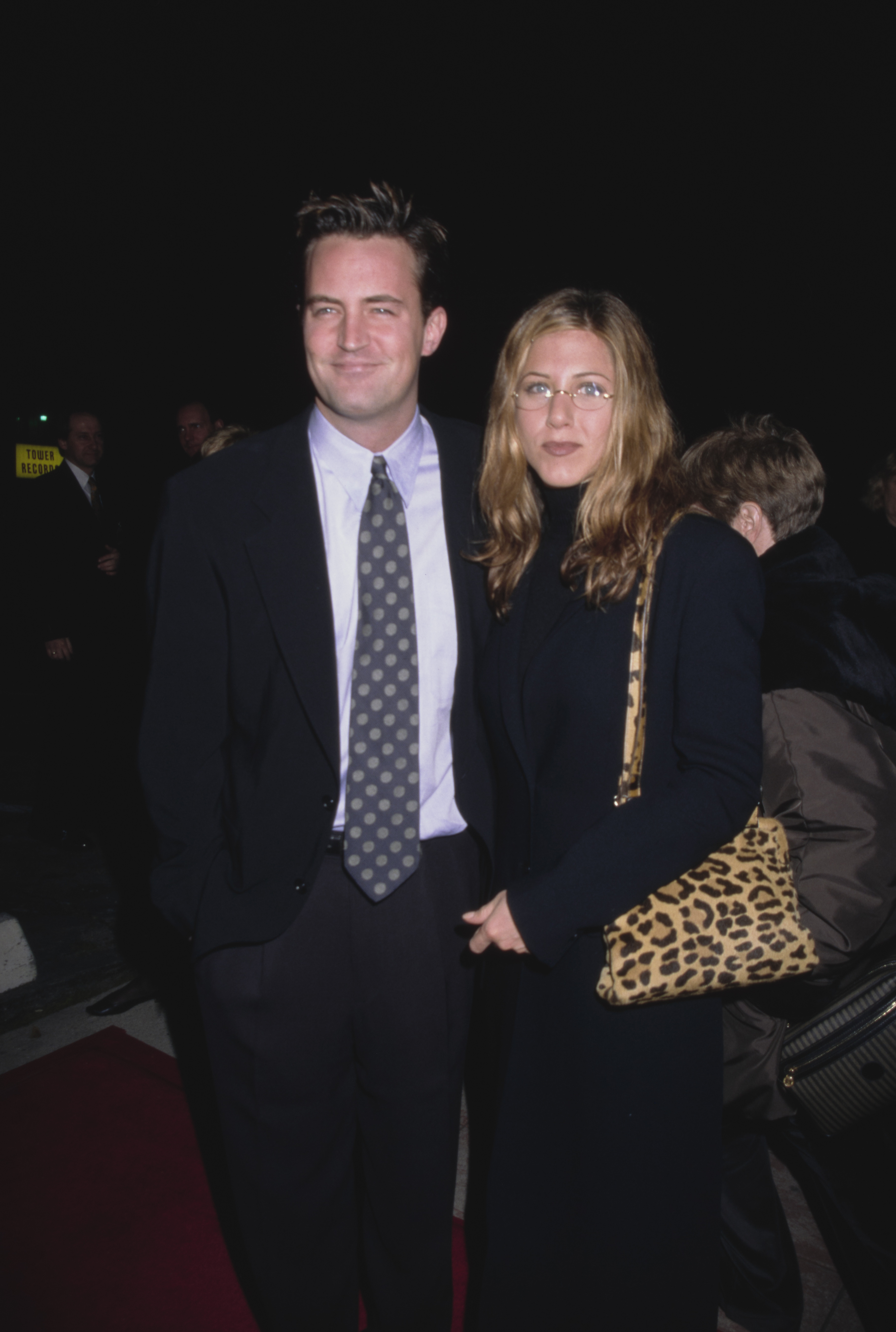 Matthew Perry and Jennifer Aniston at the premiere of "Kissing a Fool" in Los Angeles, California on February 18, 1998. | Source: Getty Images