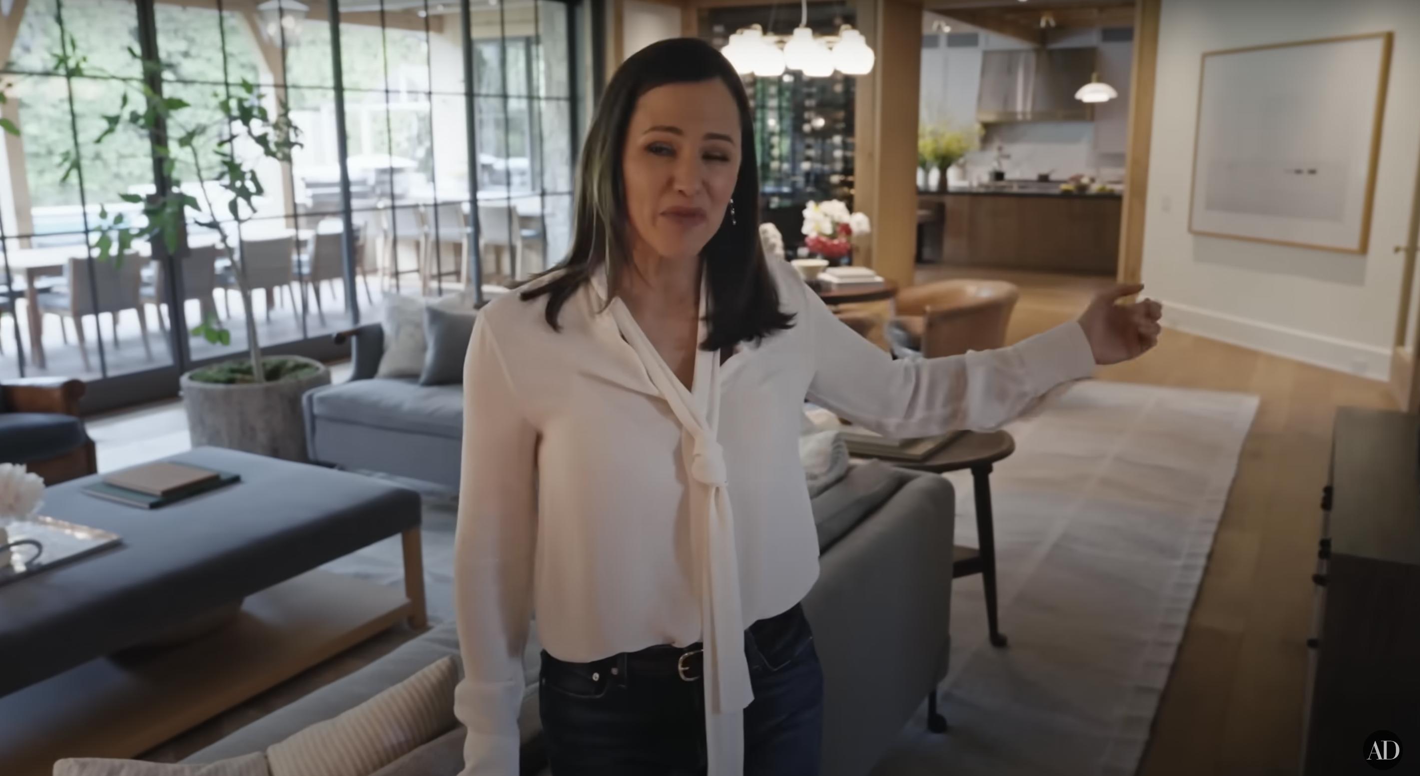 Jennifer Garner gives a tour of her Los Angeles farmhouse, dated September 3, 2024 | Source: YouTube/@Archdigest