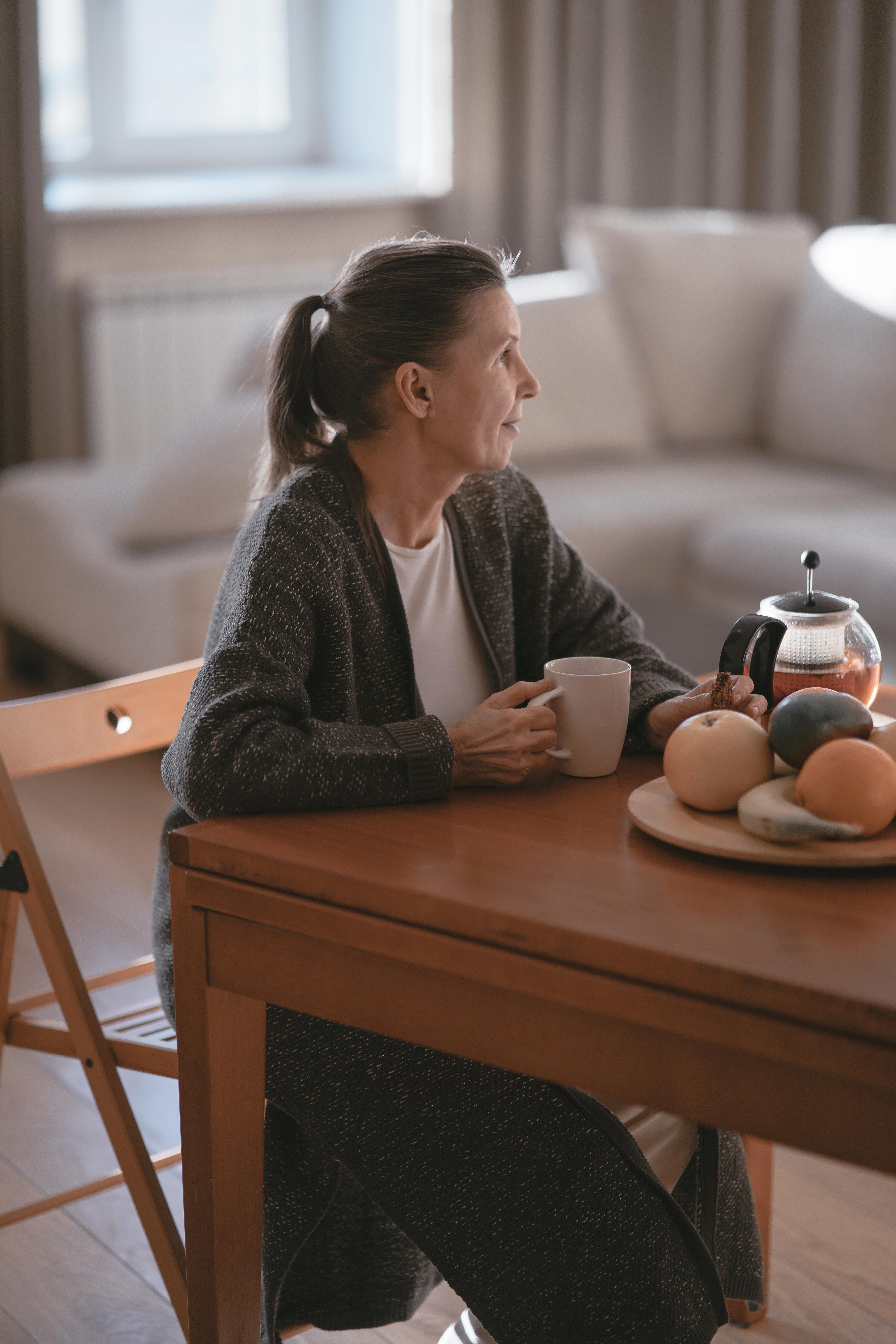 A woman talking to someone over a cup of tea | Source: Pexels