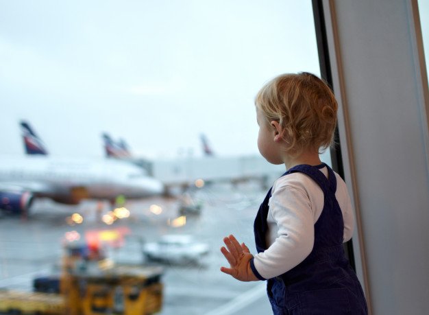 Un bébé à l'aéroport. | Photo: Freepik
