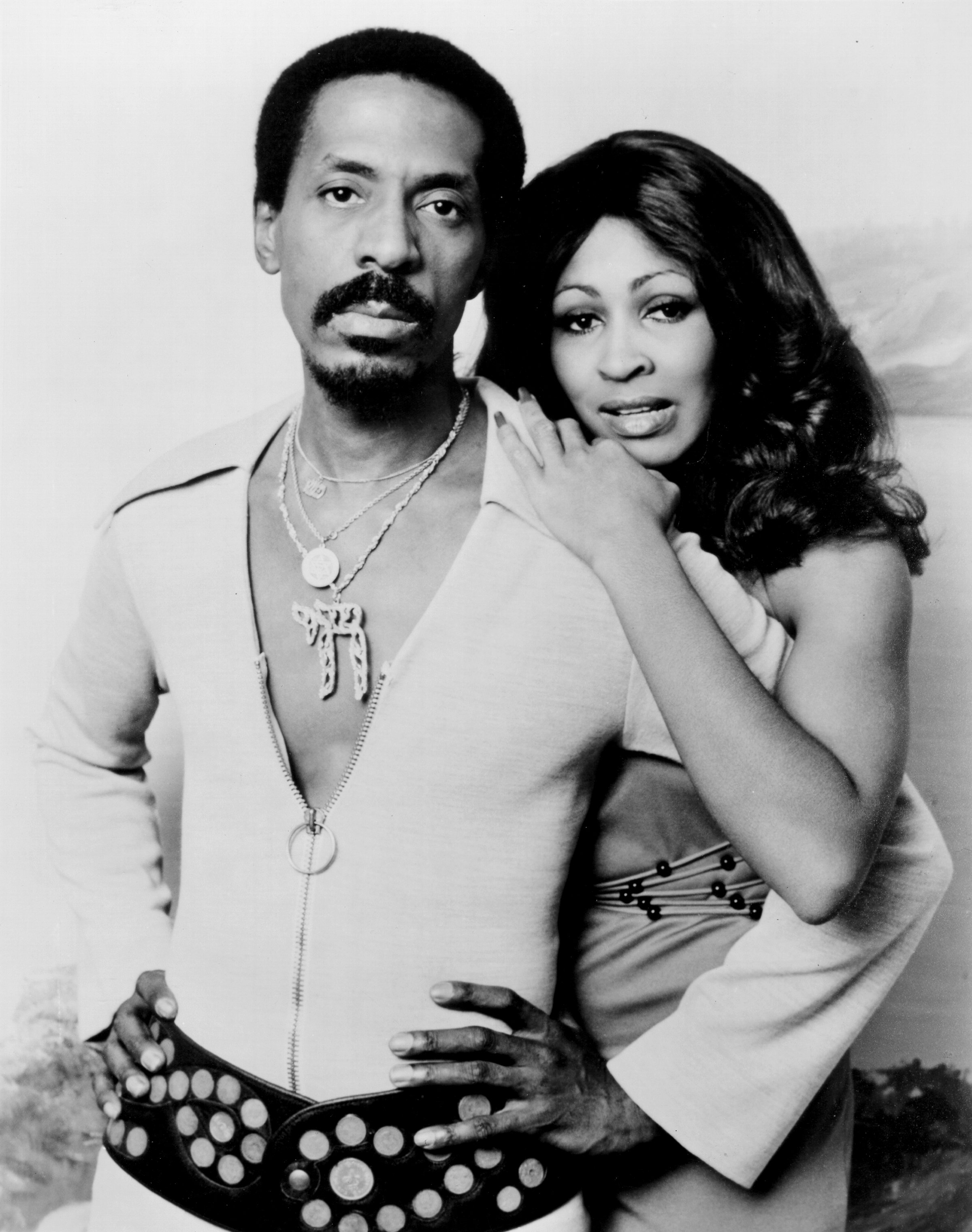 Tina Turner mit Ex-Ehemann Ike Turner, fotografiert um 1972. | Quelle: Getty Images