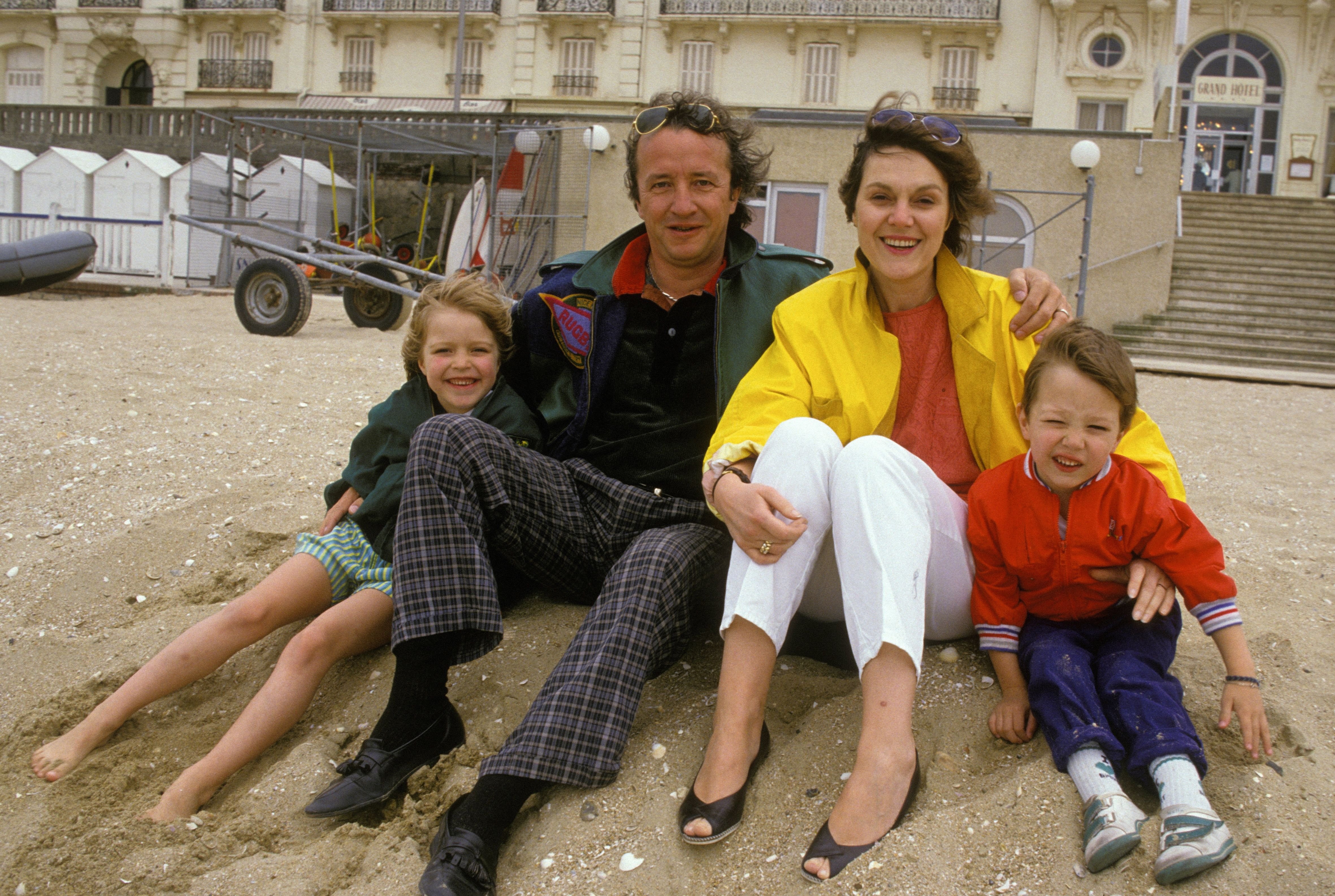 La journaliste Marie-Laure Augry, son mari et ses enfants au Festival du Film de Cabourg le 17 juin 1988 a Cabourg. l Source : Getty Images
