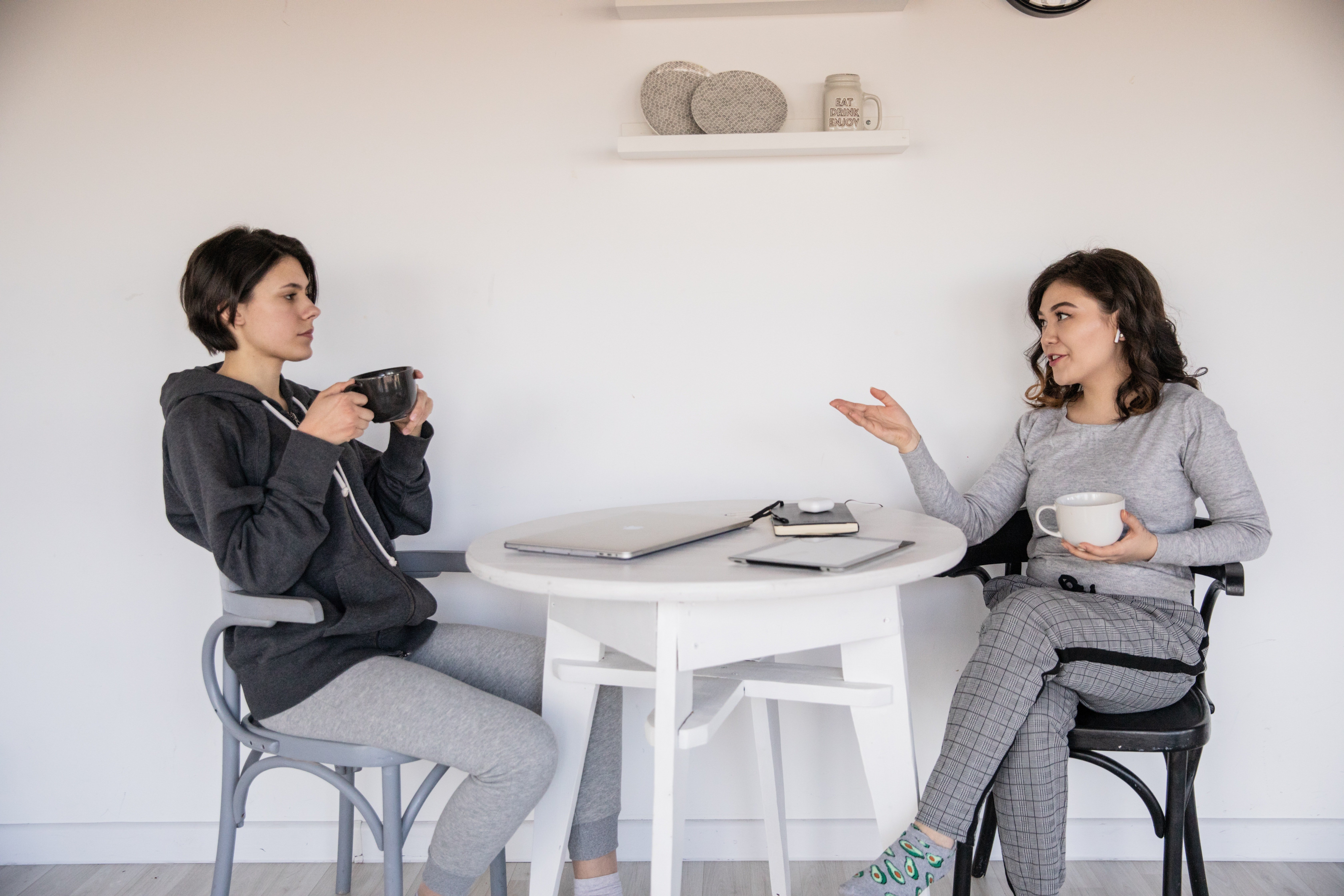 Two women talking while having a hot beverage. | Source: Pexels