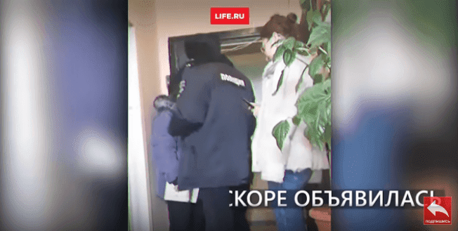 "La fille Mowglie a été trouvée dans la décharge."| Life / YouTube "La fille Mowglie a été trouvée dans la décharge."| Life / YouTube