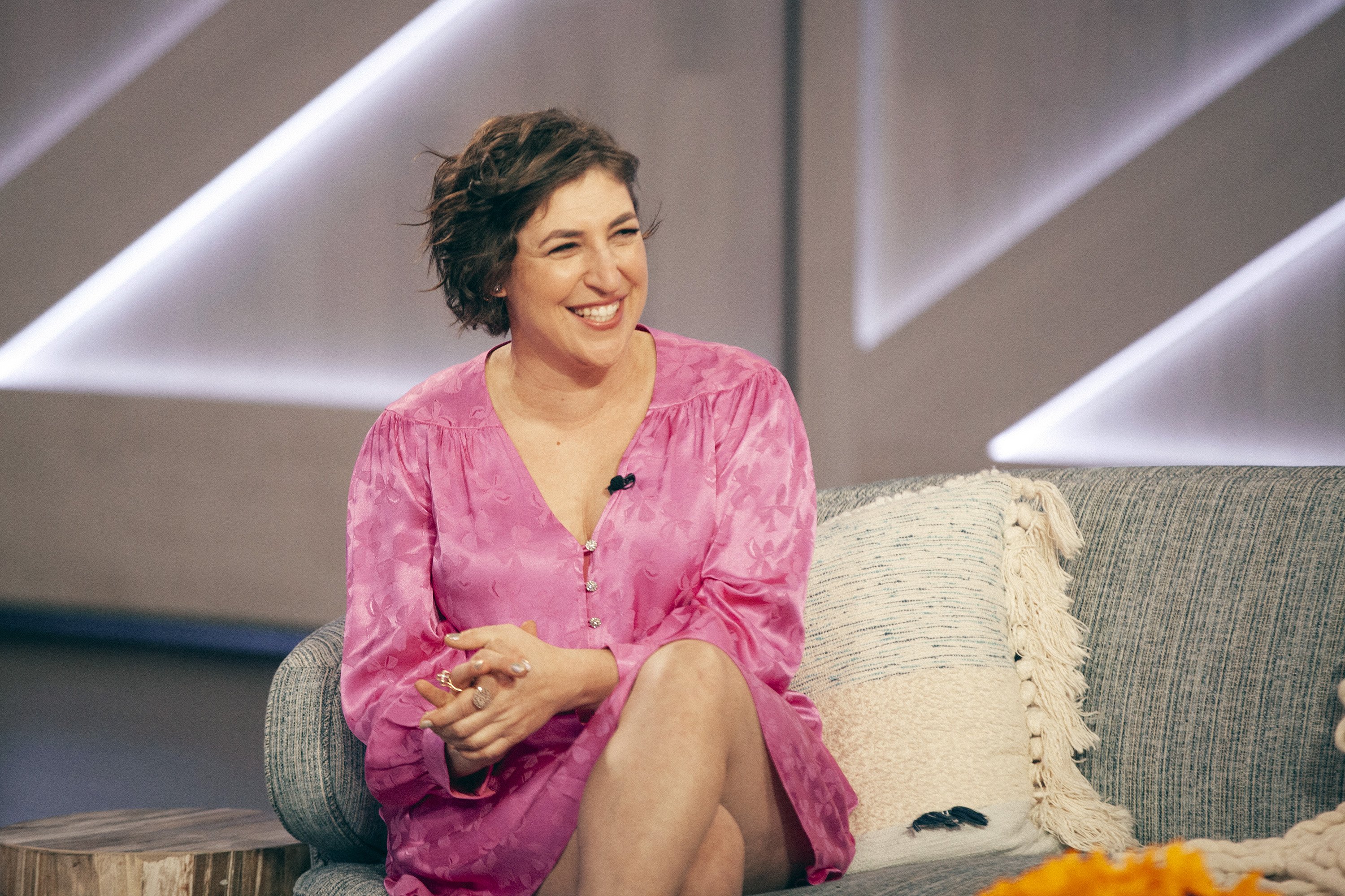 Actress Mayim Bialik on the "Kelly Clarkson Show" | Photo: Getty Images
