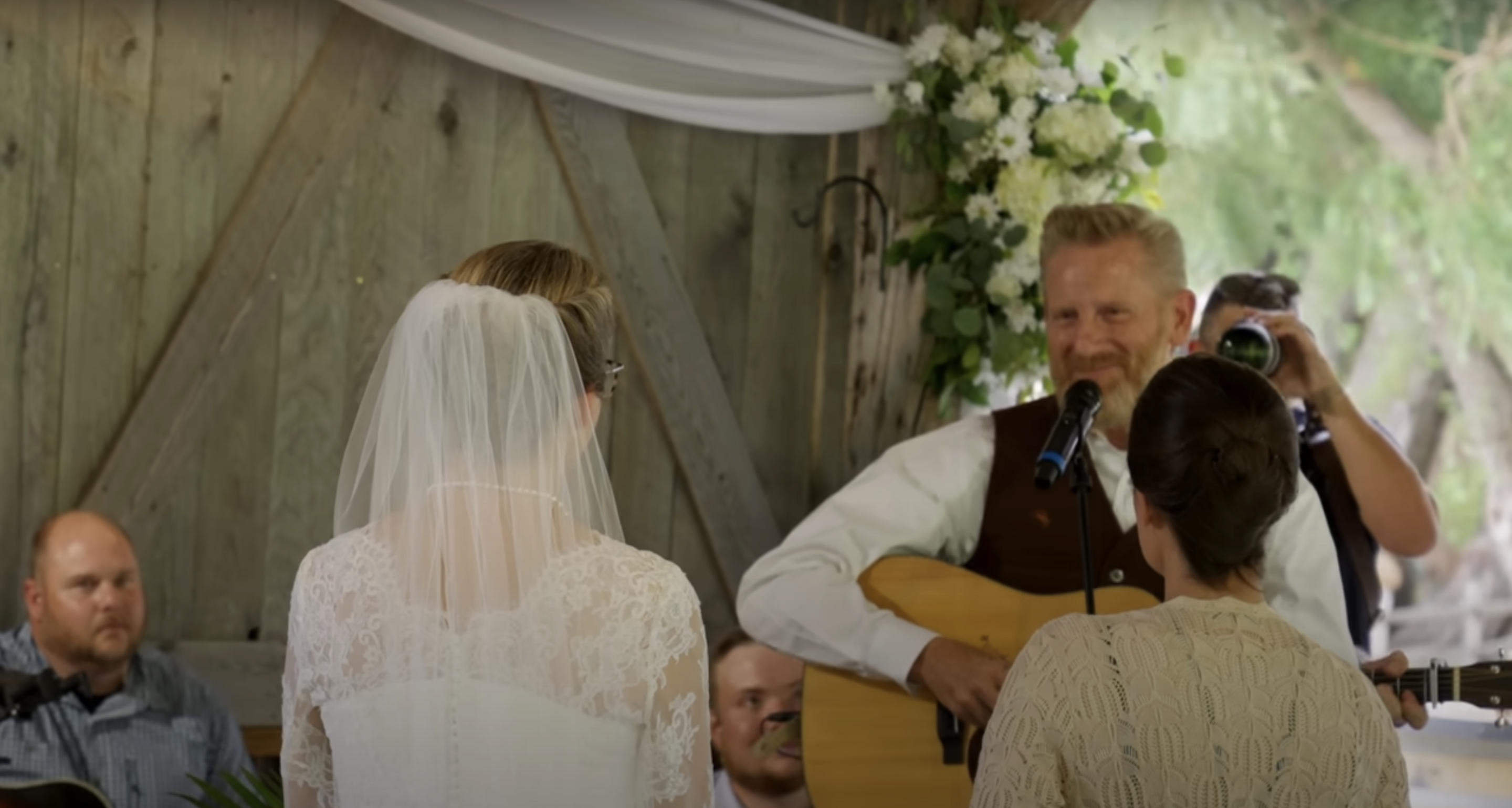 Rory singing a wedding song to Rebecca | Source: YouTube/@RoryFeek