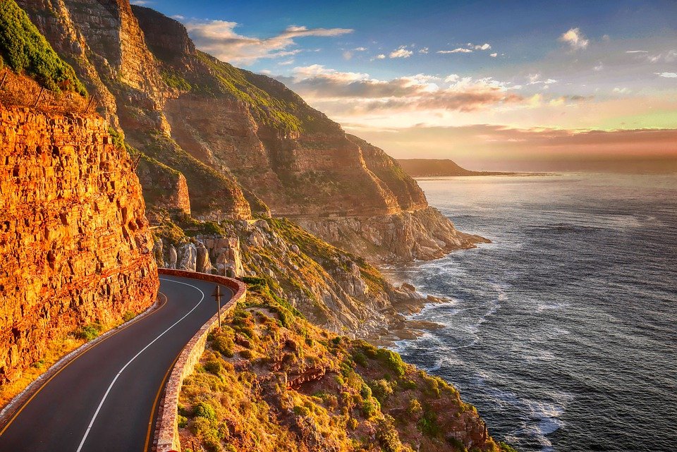 Carretera a la orilla de un barranco en la costa. | Foto: Pixabay