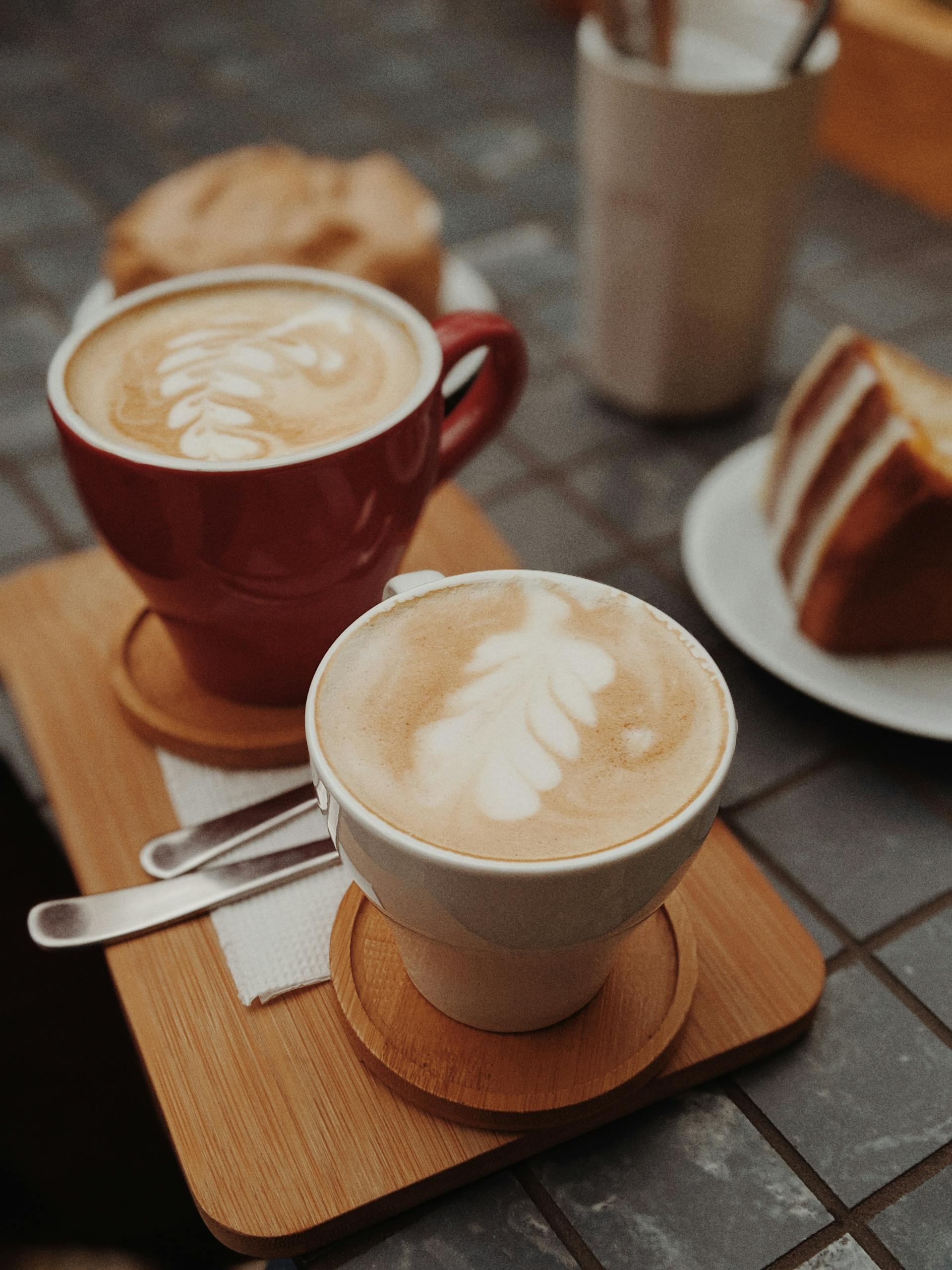 Two cups of brown coffee on top of a brown tray | Source: Pexels