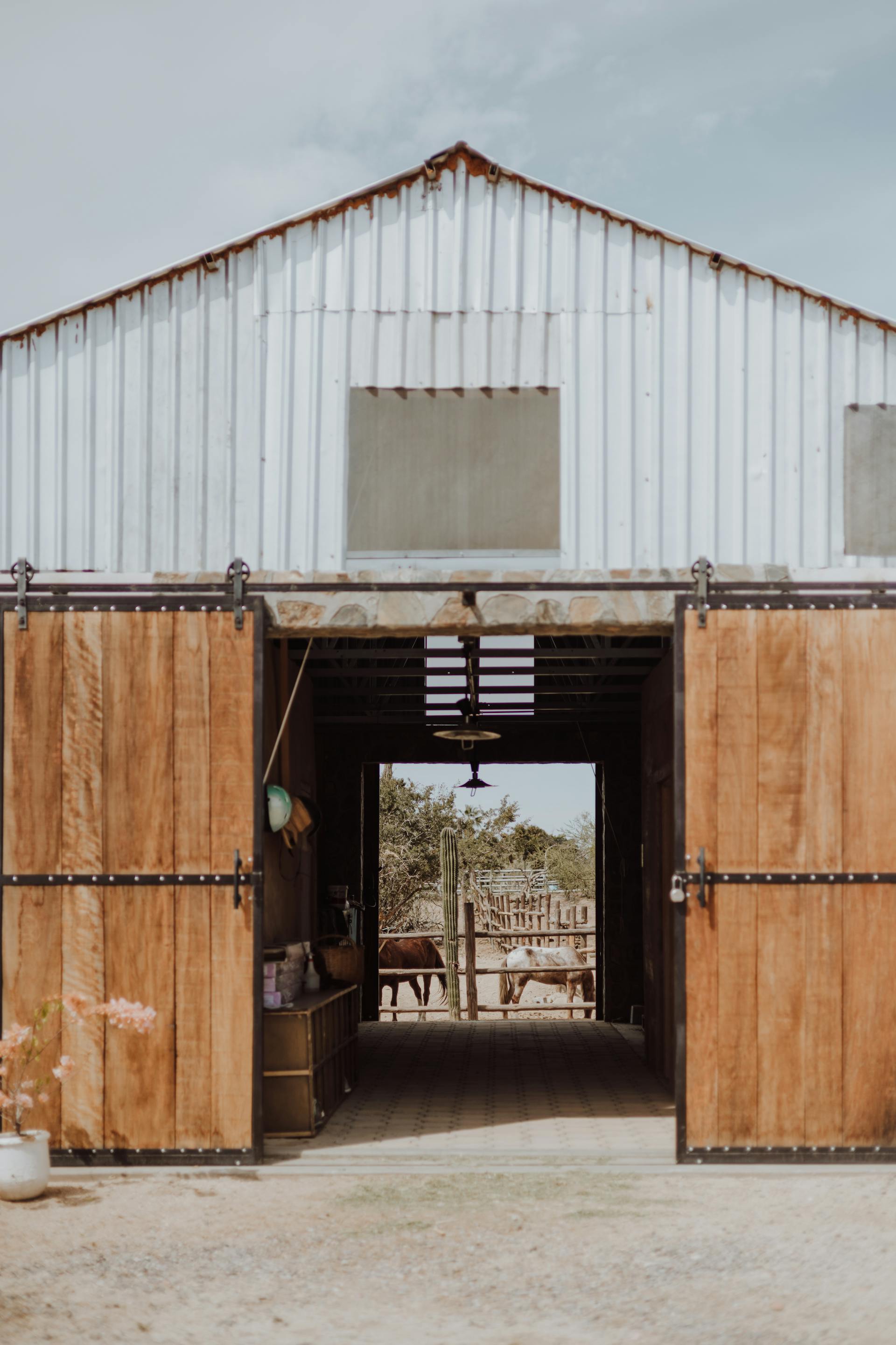 A wooden barn door | Source: Pexels