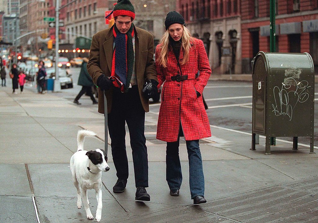 John F. Kennedy Jr. and his wife Carolyn walk with their dog | Photo: Getty Images