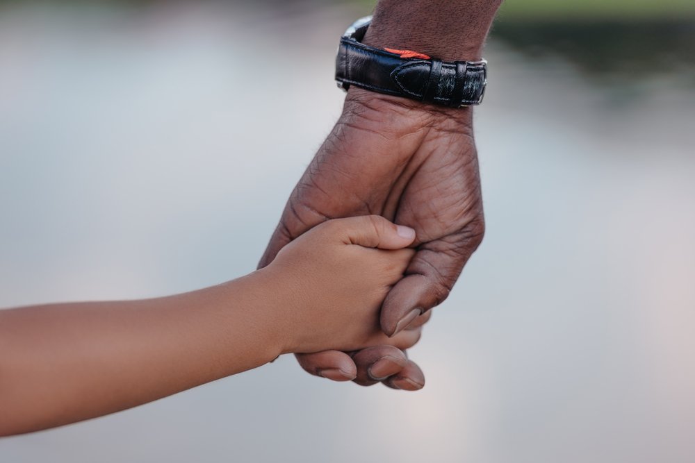 Abuelo y nieta tomados de la mano. | Fuente: Shutterstock