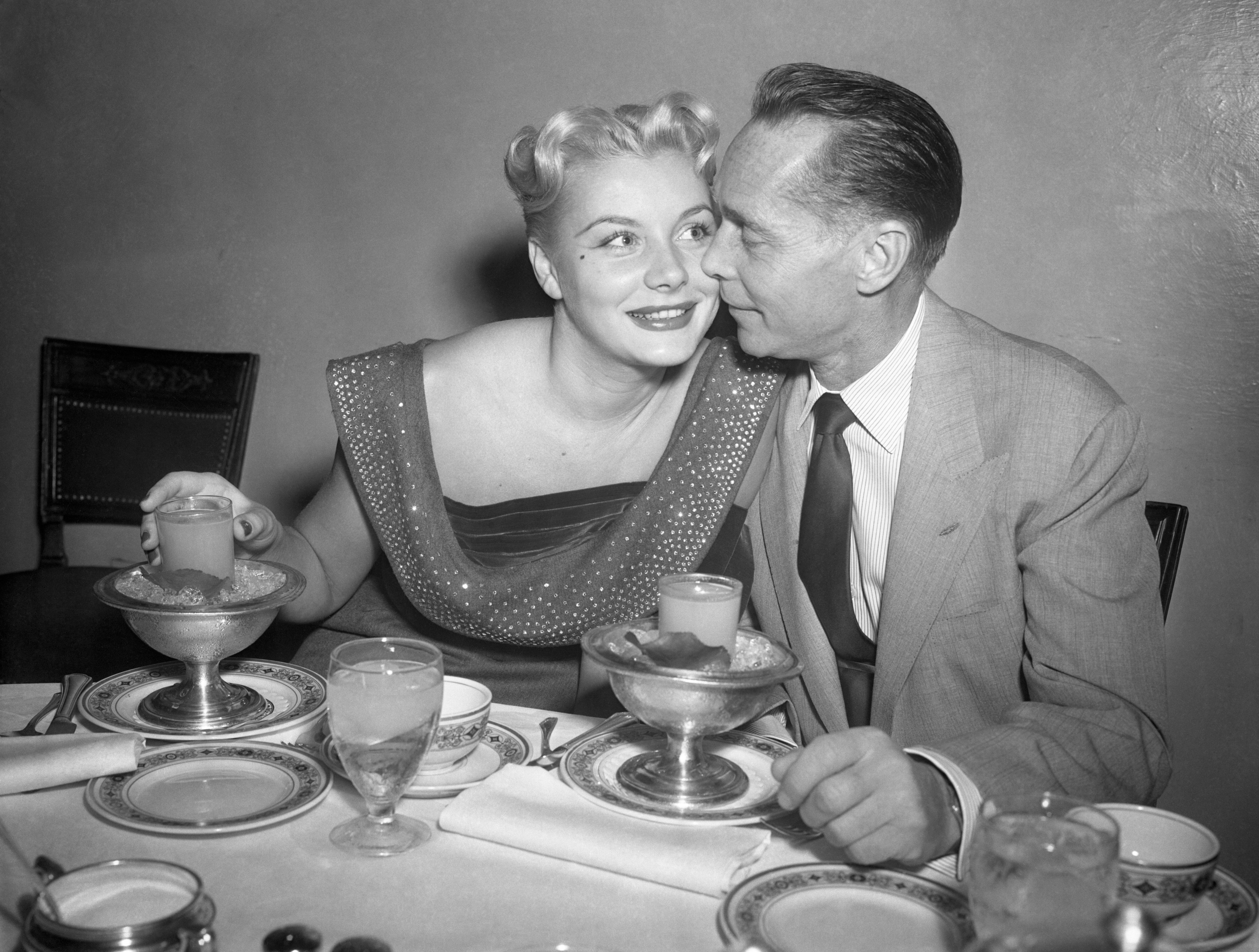 Barbara Payton and Franchot Tone at dinner together in LA, late 1951. | Photo: Getty Images 