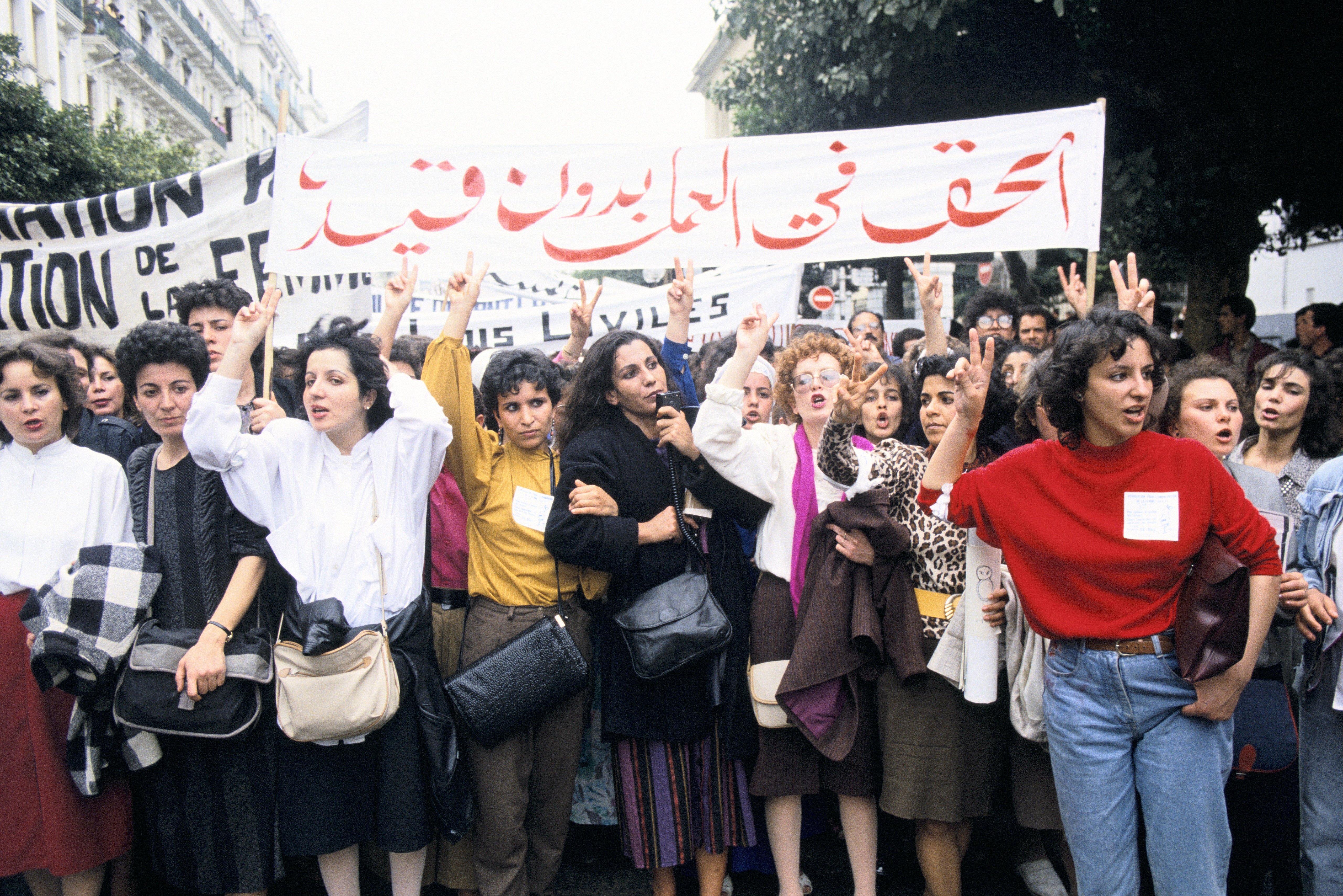 Mujeres marchando en el Día Internacional de la Mujer en Algeria. | Foto: Getty Images