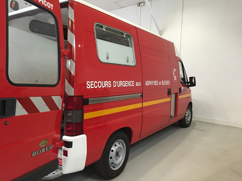 Voiture d'ambulance garée dans un parking | Photo : Pixabay