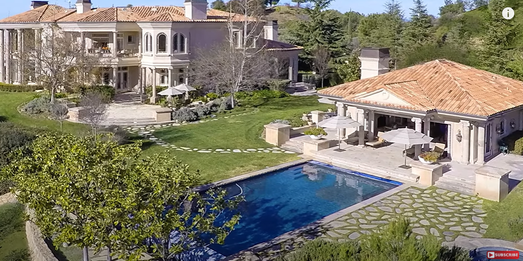A view of Britney Spear's Calabasas Mediterranean-style mansion in The Thousand Oaks, California on June 11, 2022 | Source: YouTube/Luxury Homes