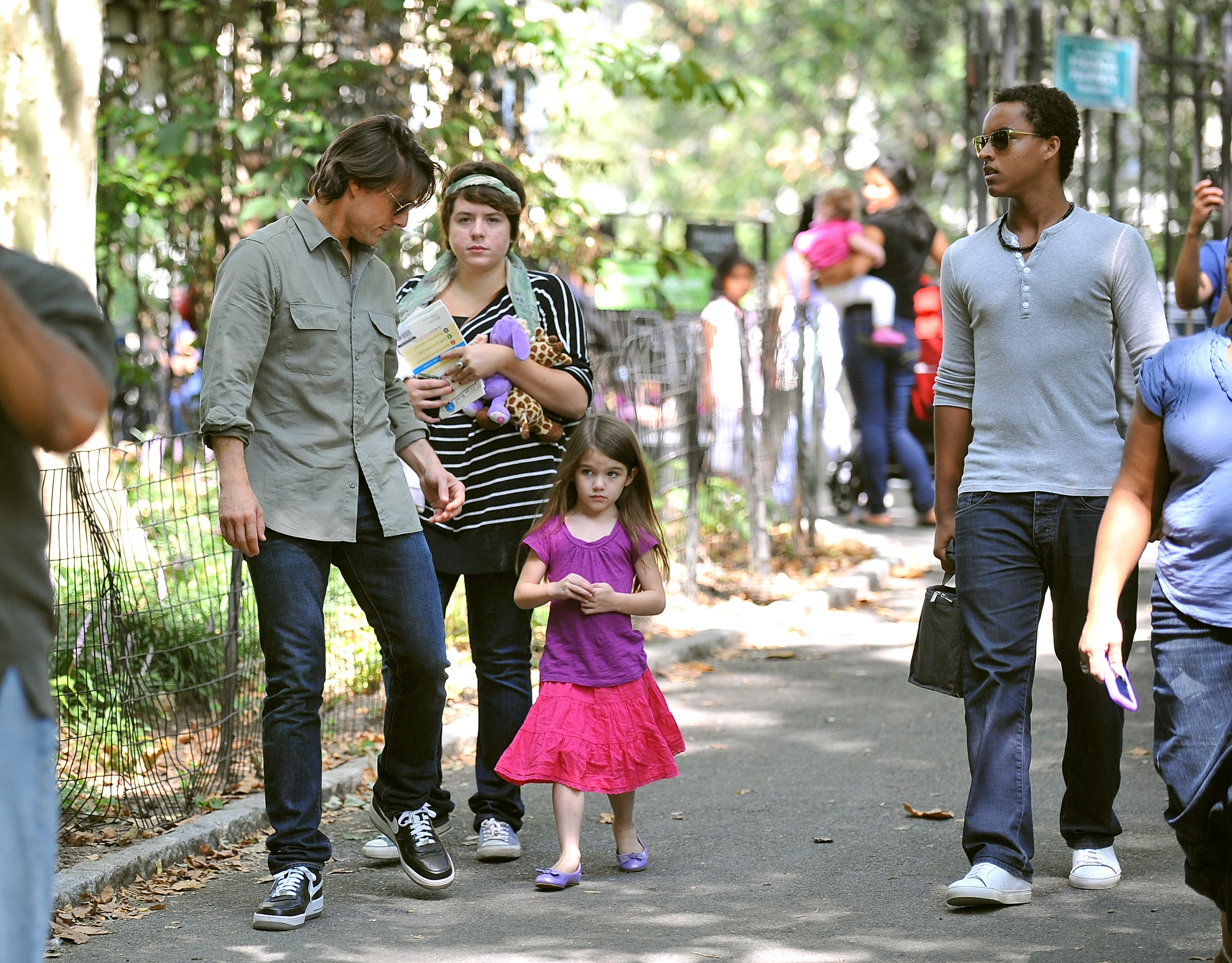 Connor Kidman Cruise, Isabella Kidman Cruise, Tom Cruise, and Suri Cruise visit a Central Park West playground on September 7, 2010, in New York City | Source: Getty Images