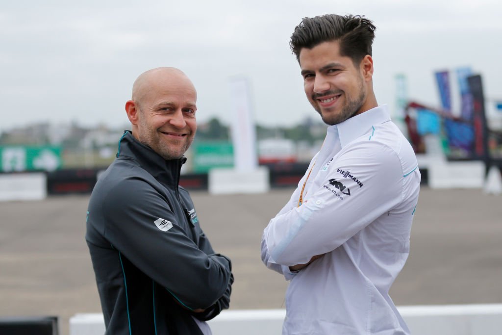 Jürgen Vogel und sein Sohn Giacomo Vogel während der Jaguar I-PACE Smartcone Challenge am Flughafen Tempelhof am 18. Mai 2018 in Berlin. | Quelle: Getty Images