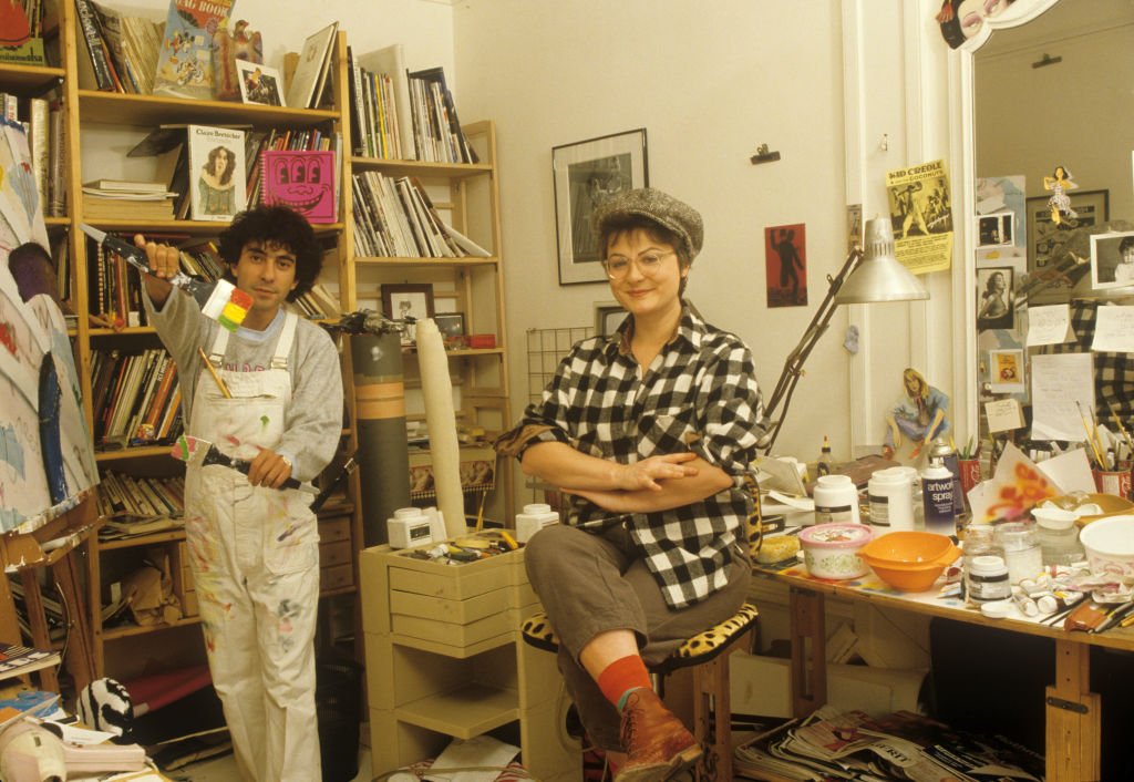 'actrice Josiane BALASKO et son mari l'artiste Philippe BERRY dans leur appartement du 9ème arrondissement. Ici, l'actrice posant assise dans l'atelier de son époux, souriante, coiffée d'une casquette et avec des lunettes. | Photo : Getty Images