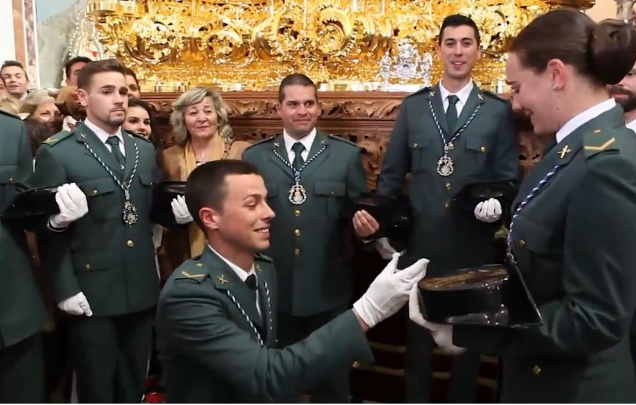Guardia Civil proponiendo matrimonio | Foto: Facebook/Hermandad de la Resurrección y Amor Guardia Civil proponiendo matrimonio | Foto: Facebook/Hermandad de la Resurrección y Amor