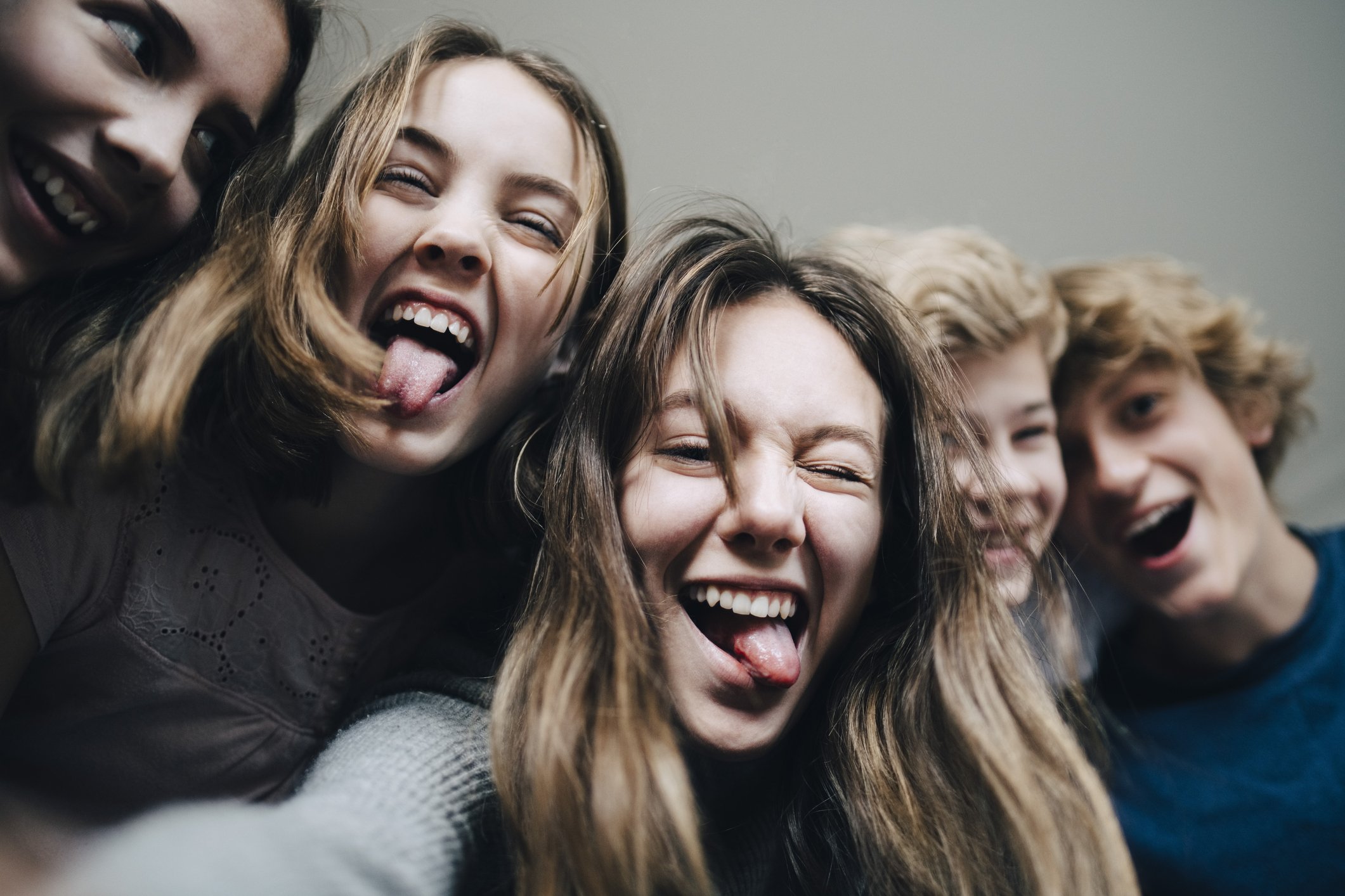 Low angle view of cheerful friends at home | Photo: Getty Images