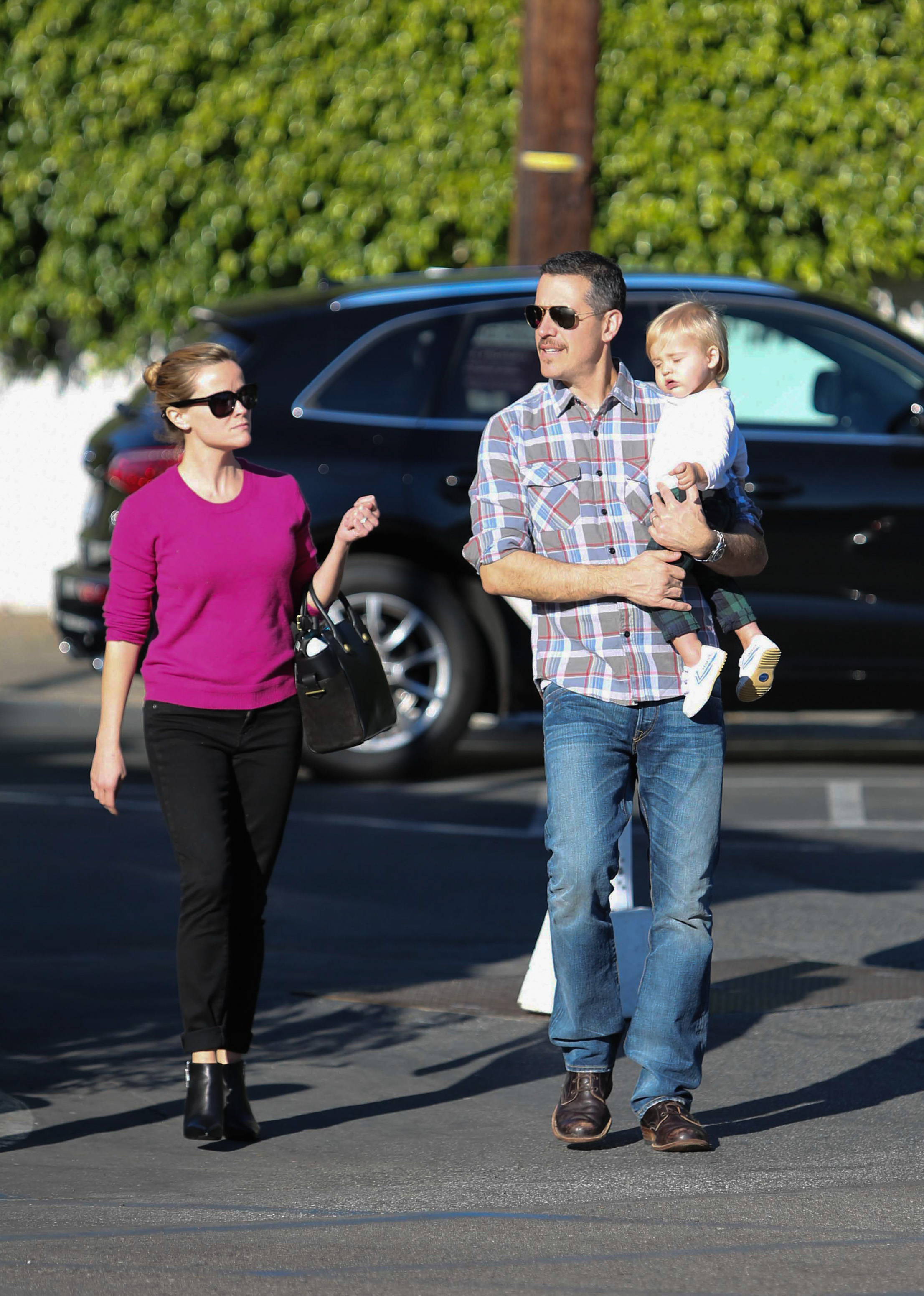 Reese Witherspoon, Jim Toth, and Tennessee James Toth spotted in Los Angeles, California on November 25, 2013 | Source: Getty Images