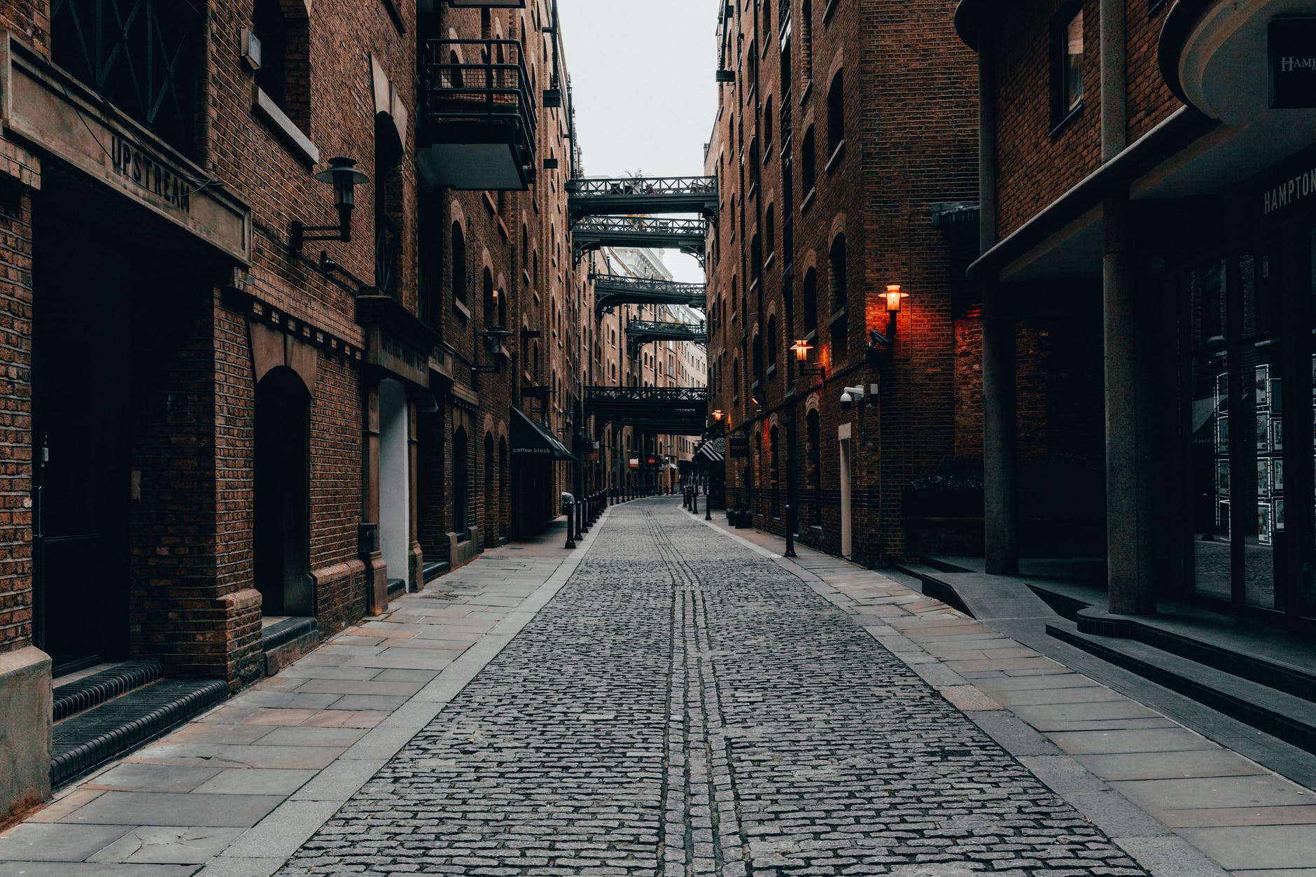 Elizabeth looked at her surroundings. | Source: Pexels