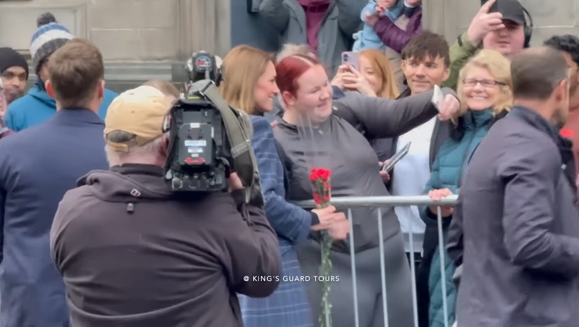 Princess Kate took a moment to speak with a woman holding red flowers before pausing for a selfie — a candid exchange that visibly delighted the crowd gathered behind the barriers. The interaction, which came after the Princess had returned to accept the bouquet, underscored her attentiveness and charm. | Source: YouTube/King's Guard Tours
