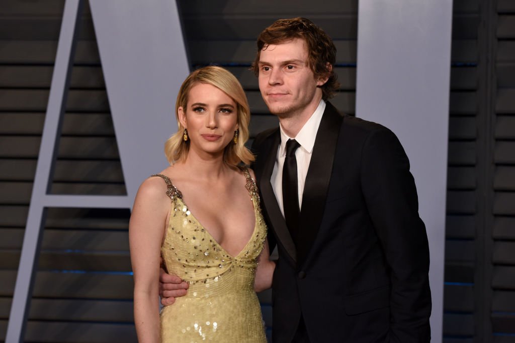 Emma Roberts und Evan Peters nehmen an der Vanity Fair-Oscarparty 2018 teil, die von Radhika Jones veranstaltet wird - Wallis Annenberg Center für darstellende Künste in Beverly Hills, CA. (Foto von Presley Ann / Patrick McMullan) | Quelle: Getty Images