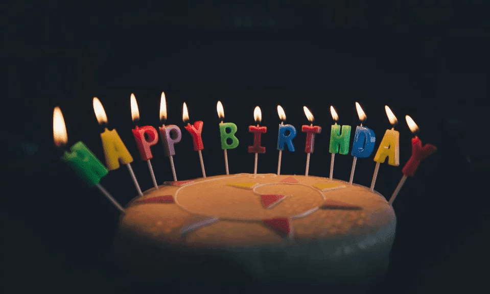 A photo of a candle-lit birthday cake. | Photo: Pixabay