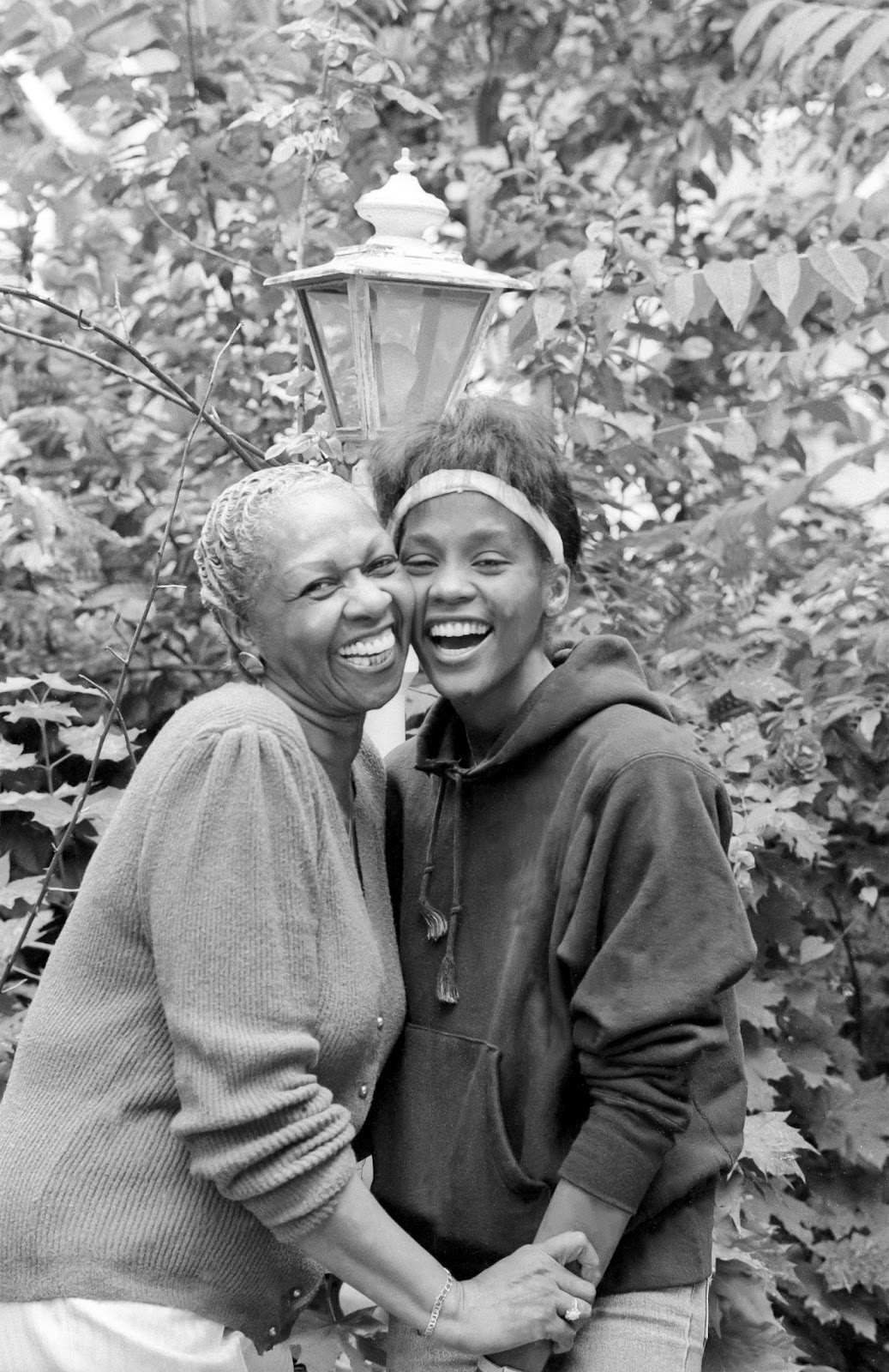 Cissy and Whitney Houston posing for a portrait in the backyard of their home, West Orange, New Jersey, on May 28, 1985. | Source: Getty Images