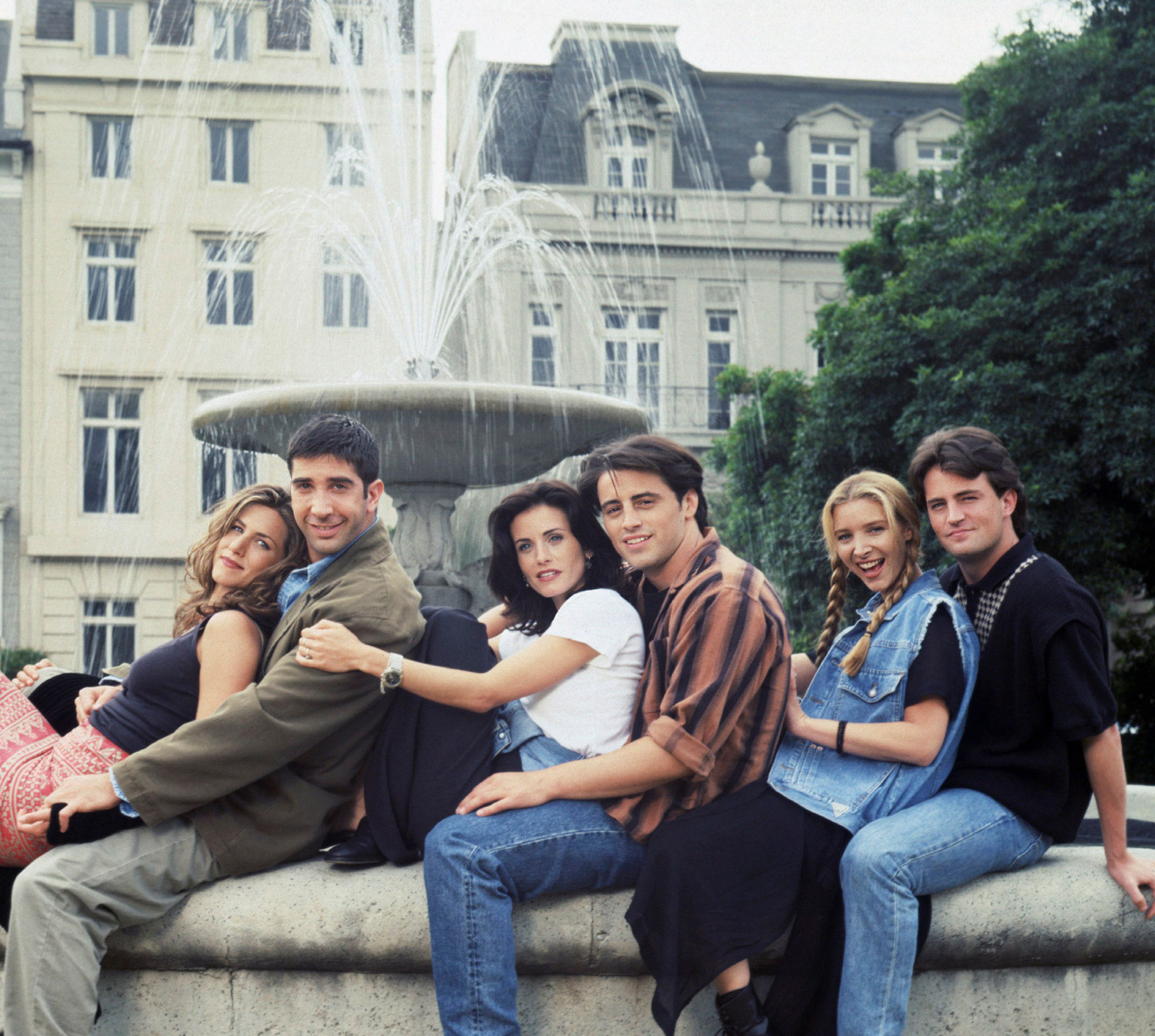 Promo photo of the cast of "Friends" Jennifer Aniston, Courteney Cox, Lisa Kudrow, Matt LeBlanc, Matthew Perry and David Schwimmer circa 1996 | Source: Getty Images