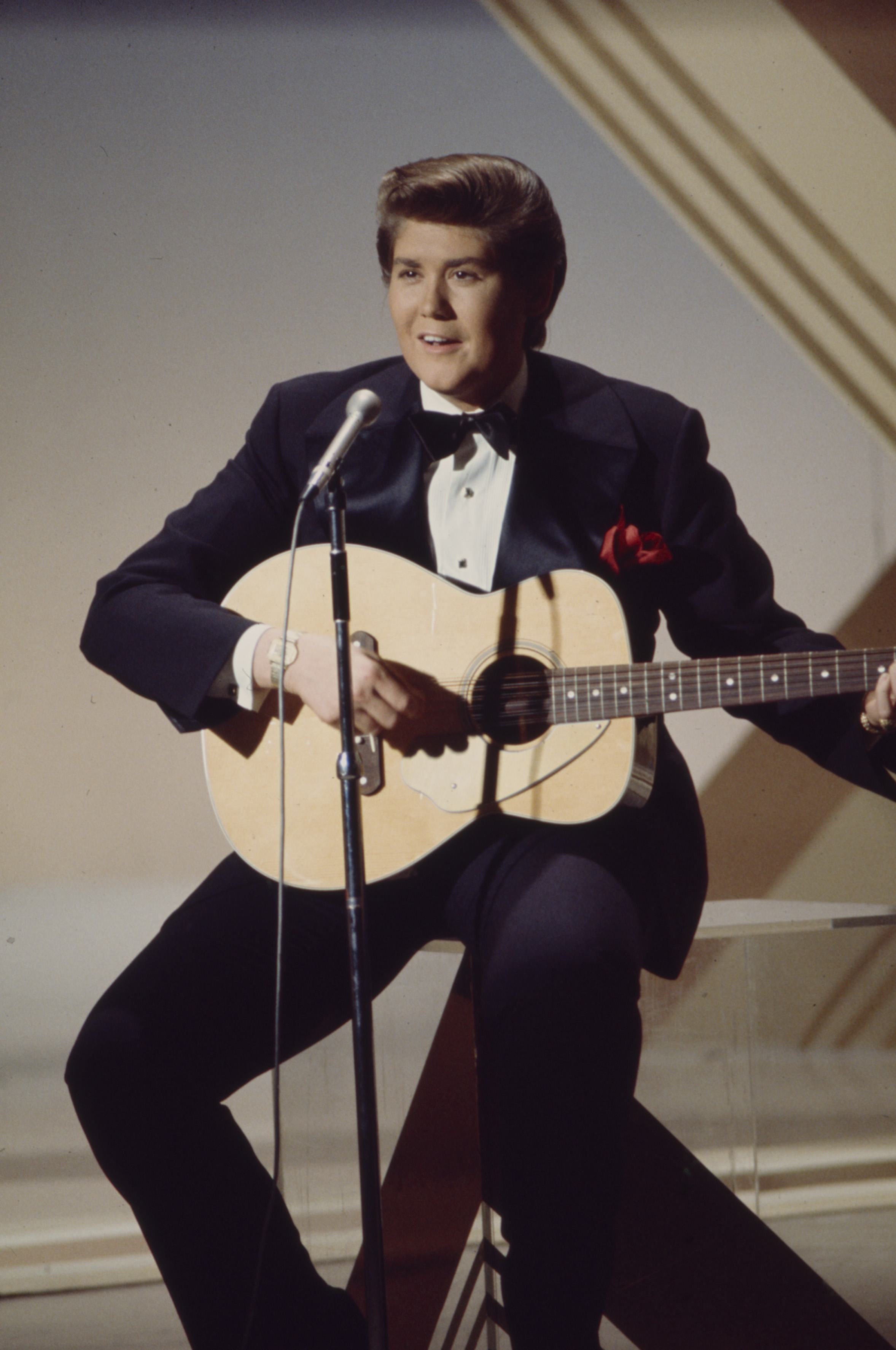 Wayne Newton performs on "The Pearl Bailey Show" in 1971 | Source: Getty Images