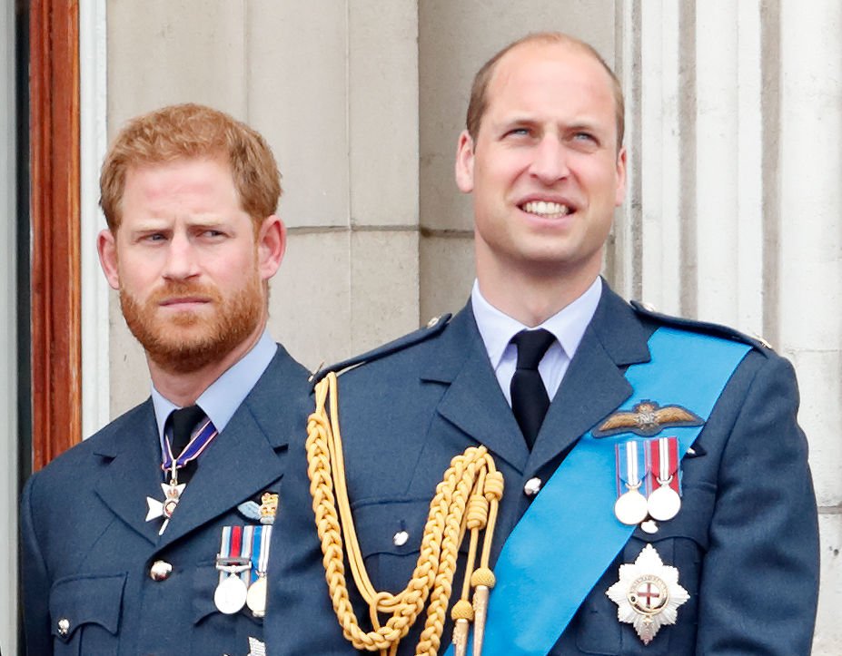 Le prince Harry, duc de Sussex et le prince William, duc de Cambridge regarder un défilé aérien pour marquer le centenaire de la Royal Air Force à partir de le balcon du palais de Buckingham le 10 juillet 2018 à Londres, en Angleterre. | Photo : Getty Images