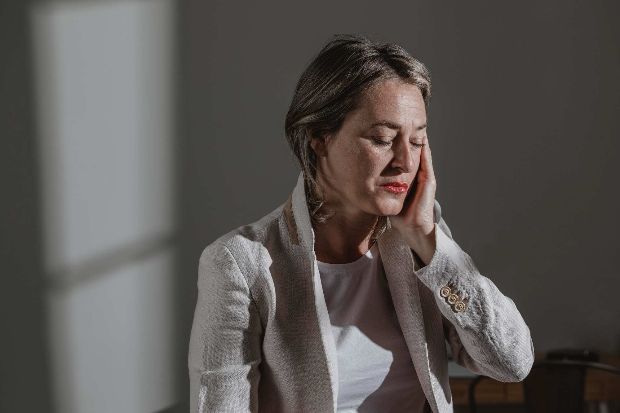 A woman looking stressed | Source: Freepik