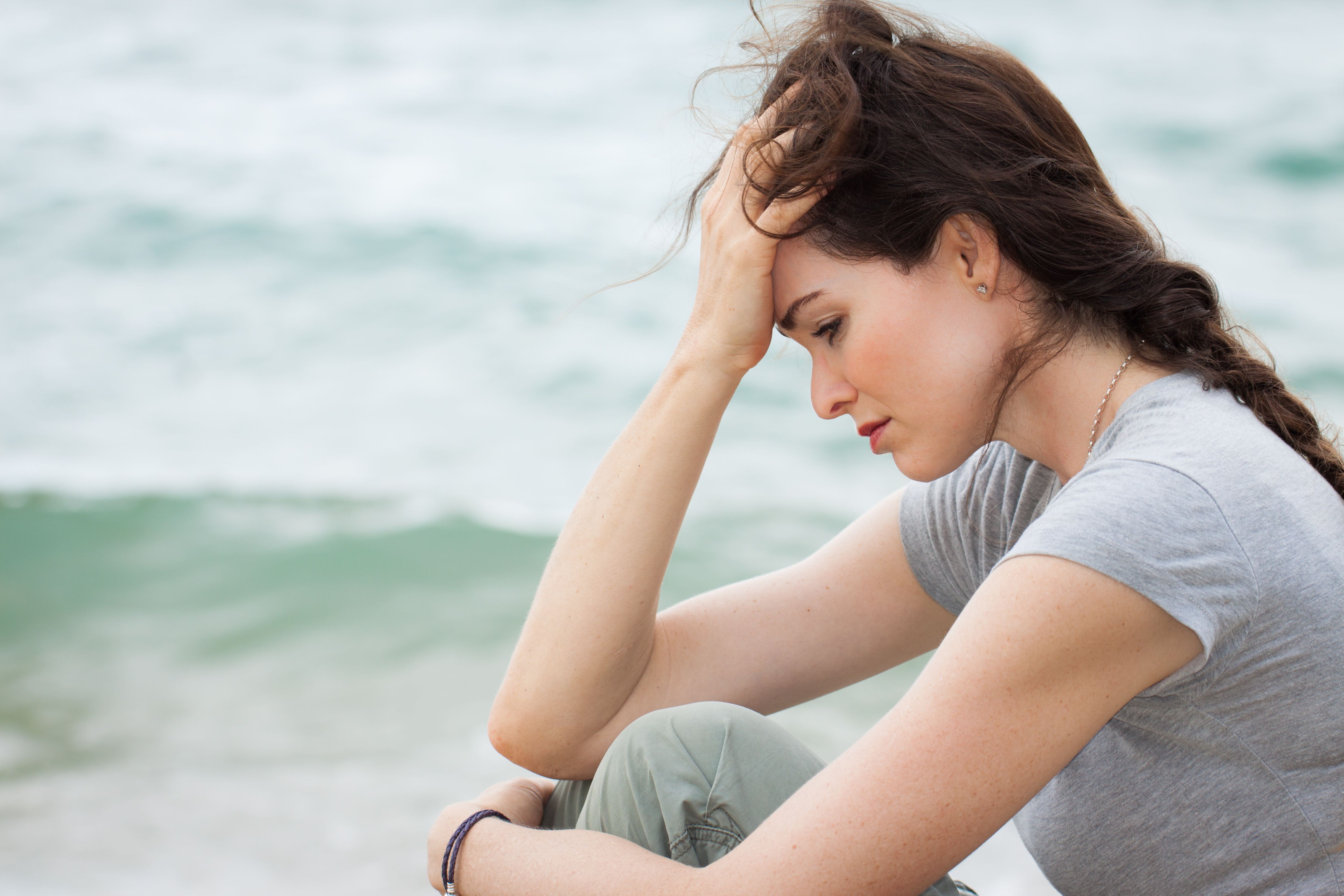 Une femme dépressive perdue dans ses pensées | Source : Shutterstock