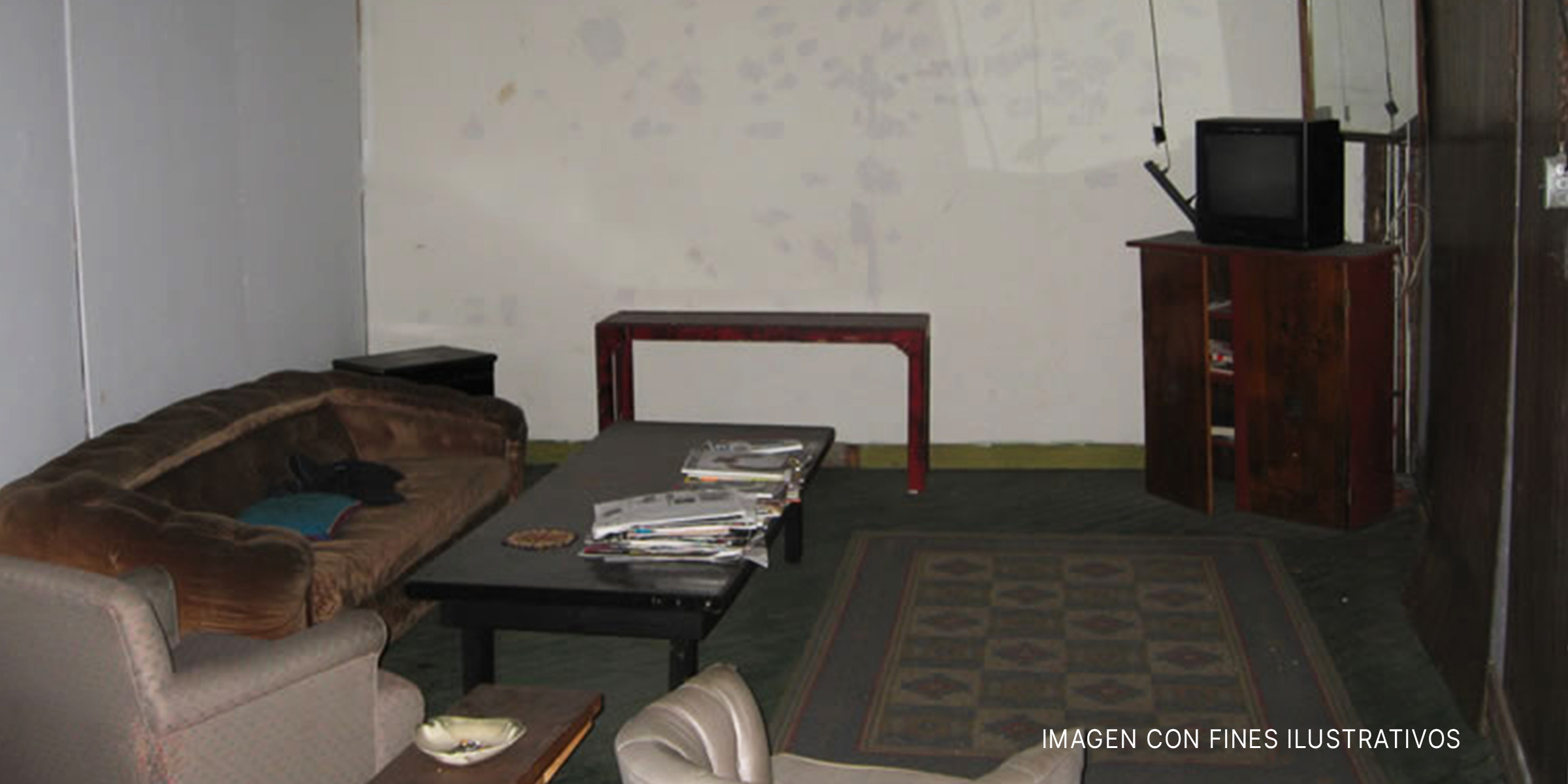 Muebles de salón ordenados en una habitación de sótano. | Foto: Flickr.com/Apparent (CC BY 2.0)