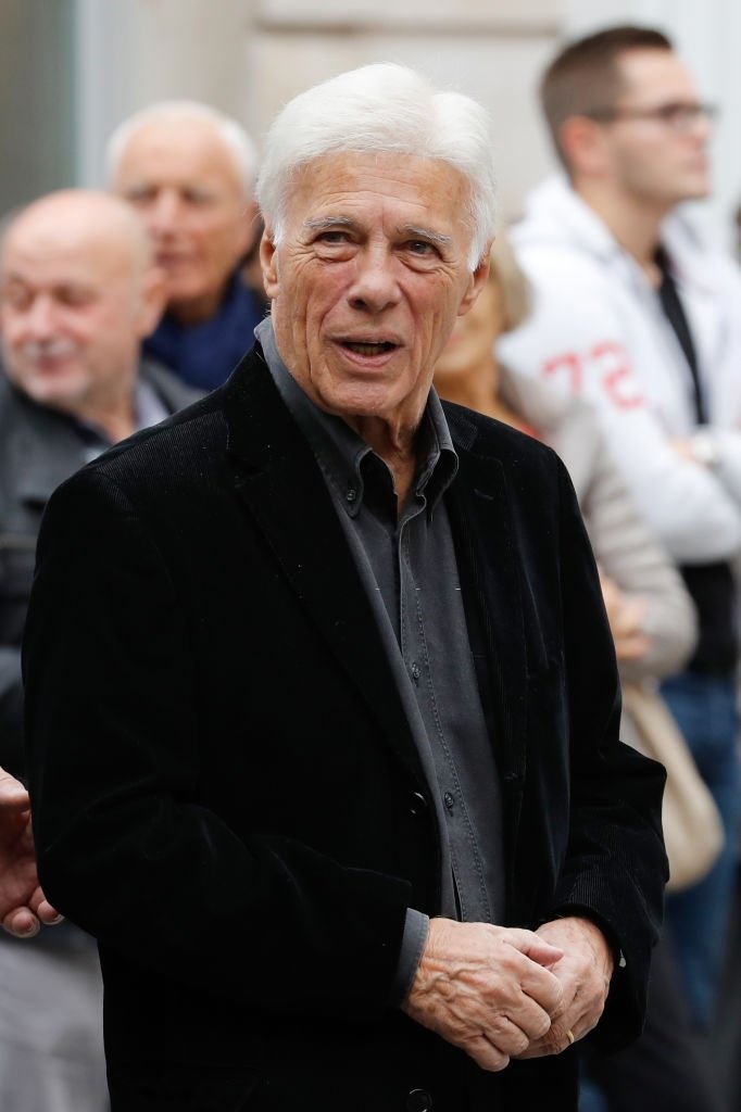 L'acteur français Guy Bedos arrive pour assister aux funérailles l'acteur français Jean Rochefort à l'église Saint-Thomas d'Aquin le 13 octobre 2017 à Paris. | Photo : Getty Images L'acteur français Guy Bedos arrive pour assister aux funérailles l'acteur français Jean Rochefort à l'église Saint-Thomas d'Aquin le 13 octobre 2017 à Paris. | Photo : Getty Images