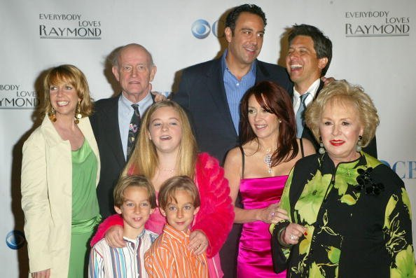 Monica Horan, Peter Boyle, Brad Garrett, Ray Romano, (middle) Madylin Sweeten, Patricia Heaton, Doris Roberts, (bottom) Sullivan Sweeten and Sawyer Sweeten attend the Everybody Loves Raymond Series Wrap Party at Hanger 8 on April 28, 2005, in Santa Monica, California. | Source: Getty Images. 