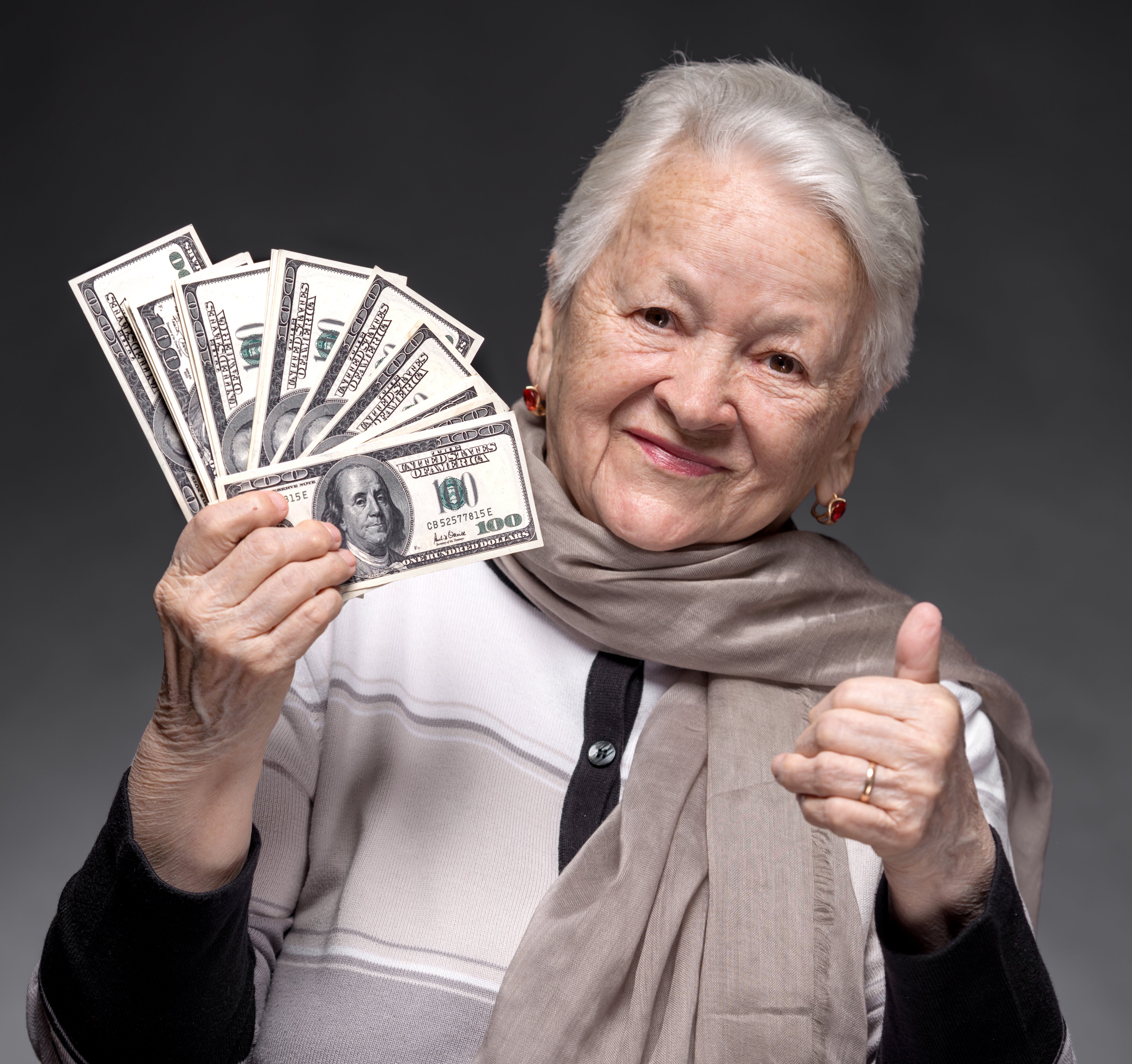 Anciana con dinero en efectivo. || Fuente: Shutterstock Anciana con dinero en efectivo. || Fuente: Shutterstock