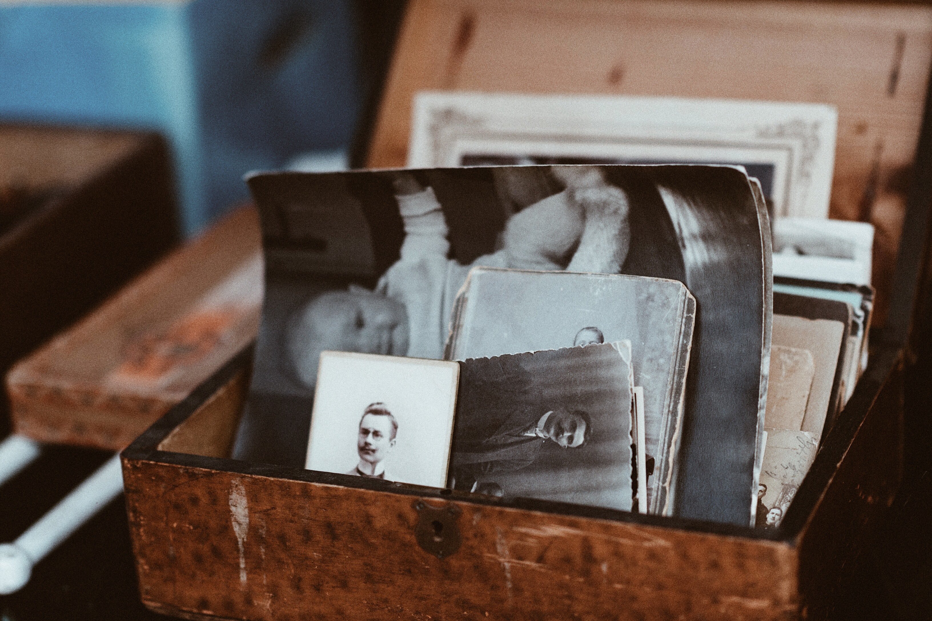 Una caja llena de fotos antiguas. | Foto: Pexels