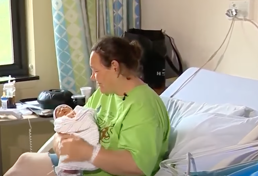 Christine Harvey and her baby girl, Miracle Joy. | Source: youtube.com/WCVB Channel 5 Boston