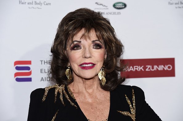 Dame Joan Collins à un cocktail de la Fondation Elizabeth Taylor contre le sida à l'Atelier Mark Zunino | Photo : Getty Images
