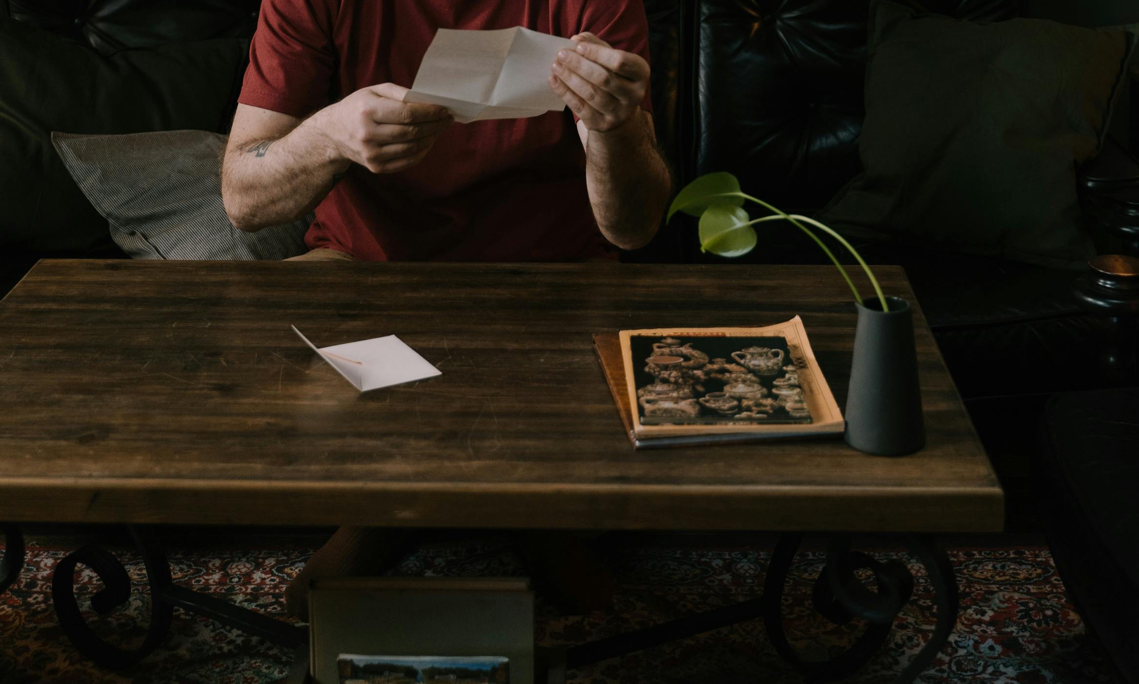 A man reading a letter | Source: Pexels