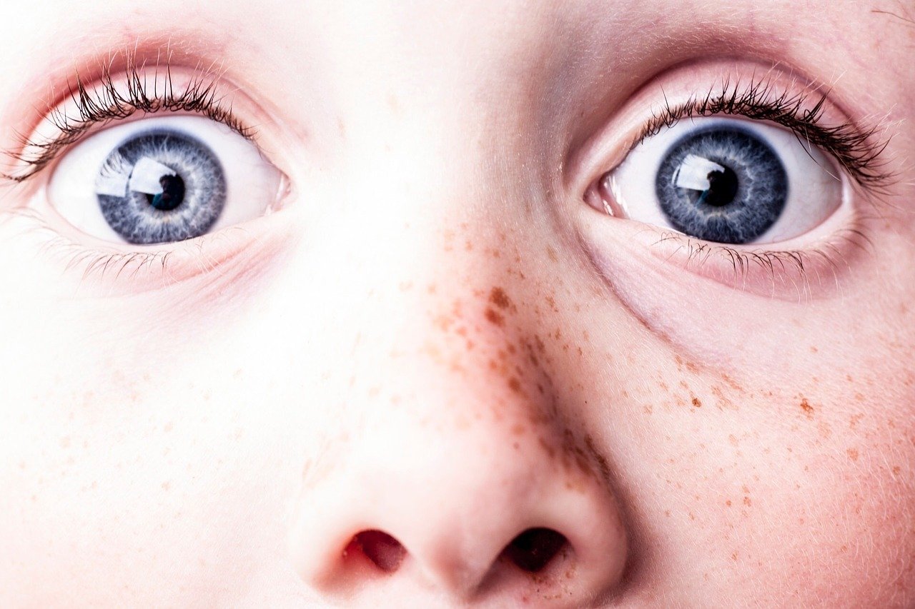 A close-up of the scared eyes of a little child | Photo: Pixabay/Gisela Merkuur