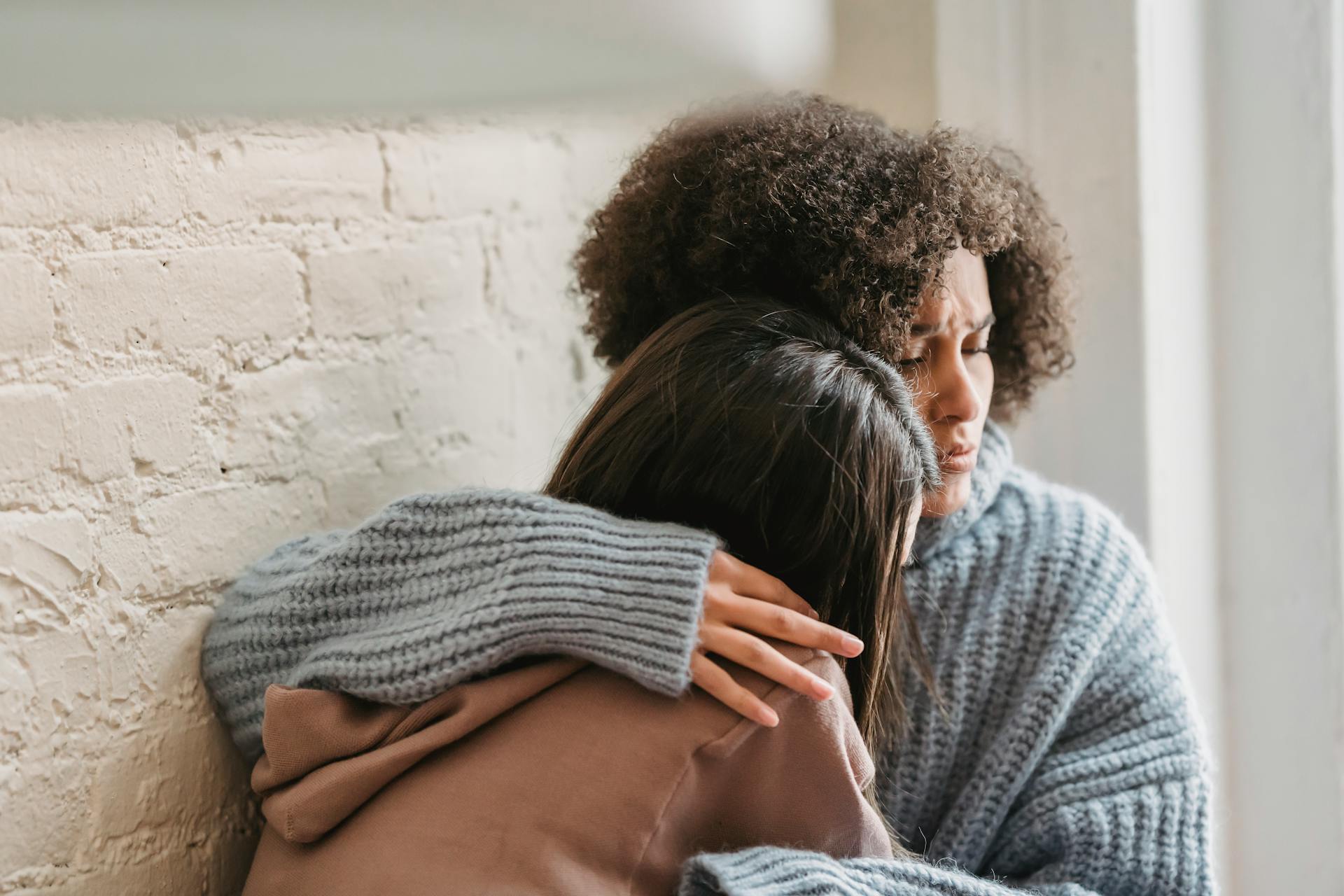 Two women hugging | Source: Pexels