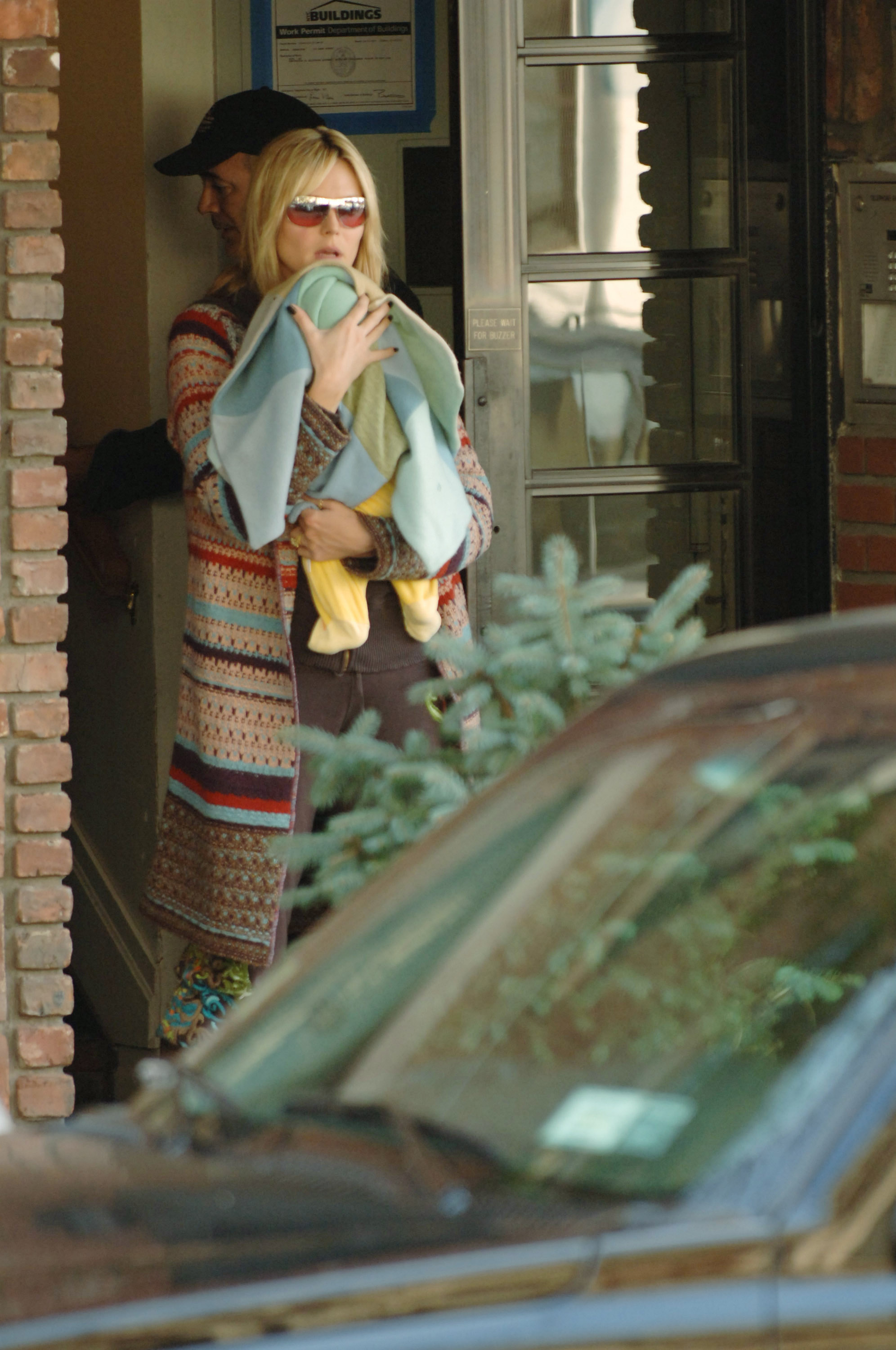 Heidi Klum spotted holding her son Henry Samuel on November 1, 2005, in New York City. | Source: Getty Images