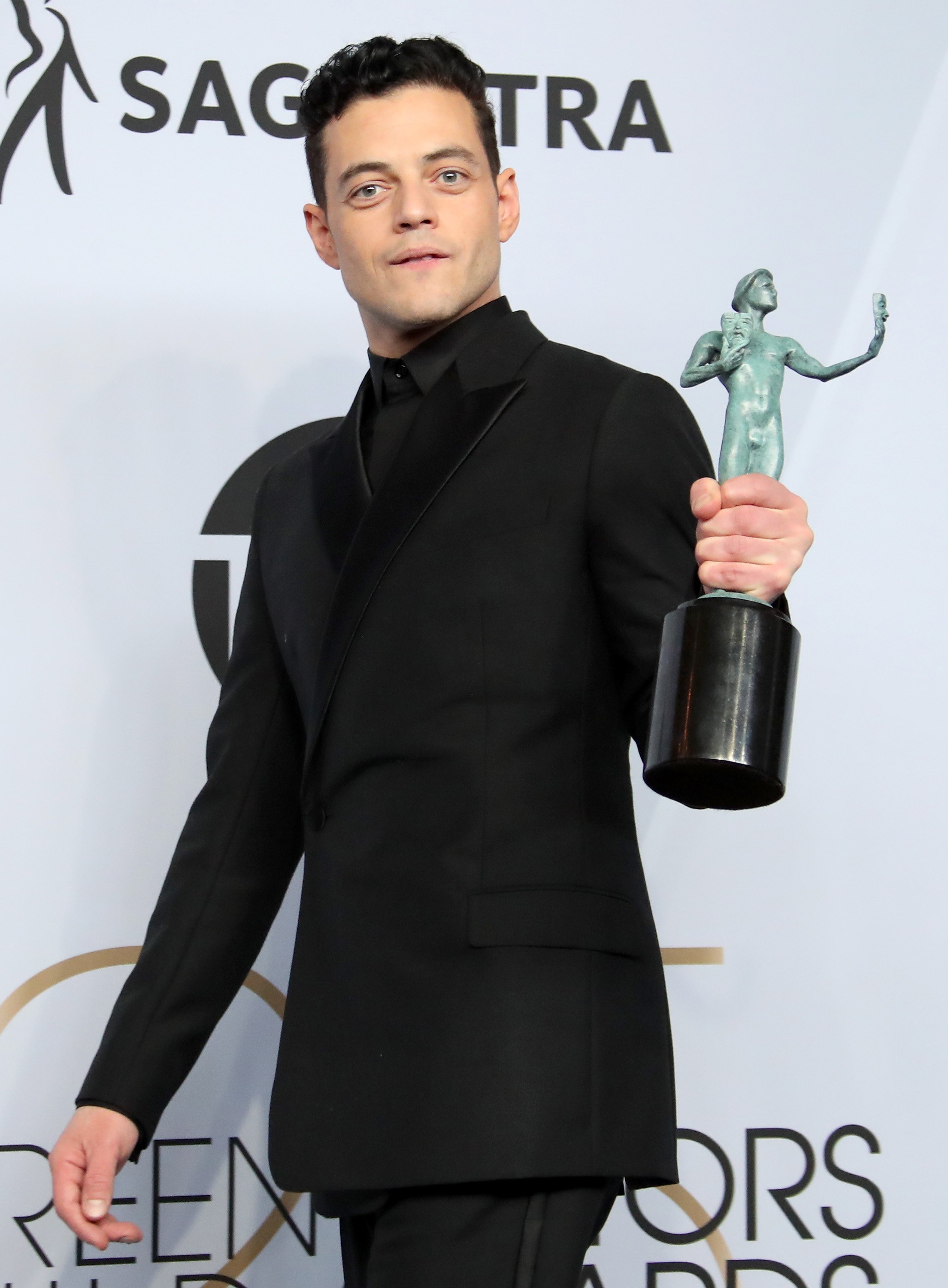 Rami Malek holds his award at the 25th Annual Screen Actors Guild Awards on January 27, 2019 in Los Angeles, California. | Photo: Getty Images